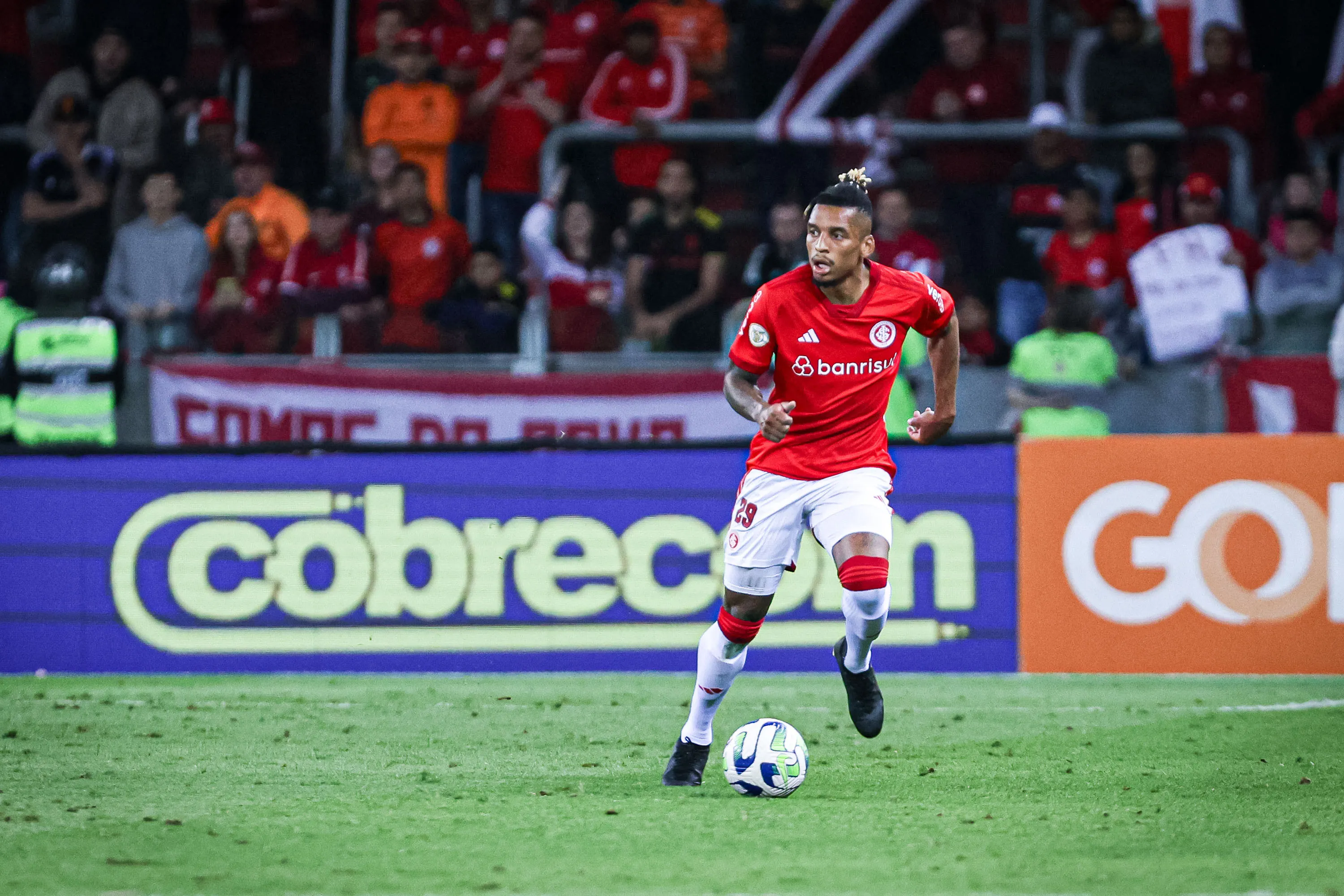 Foto: Maxi Franzoi/AGIF – Dalbert vive momento complicado no Internacional.