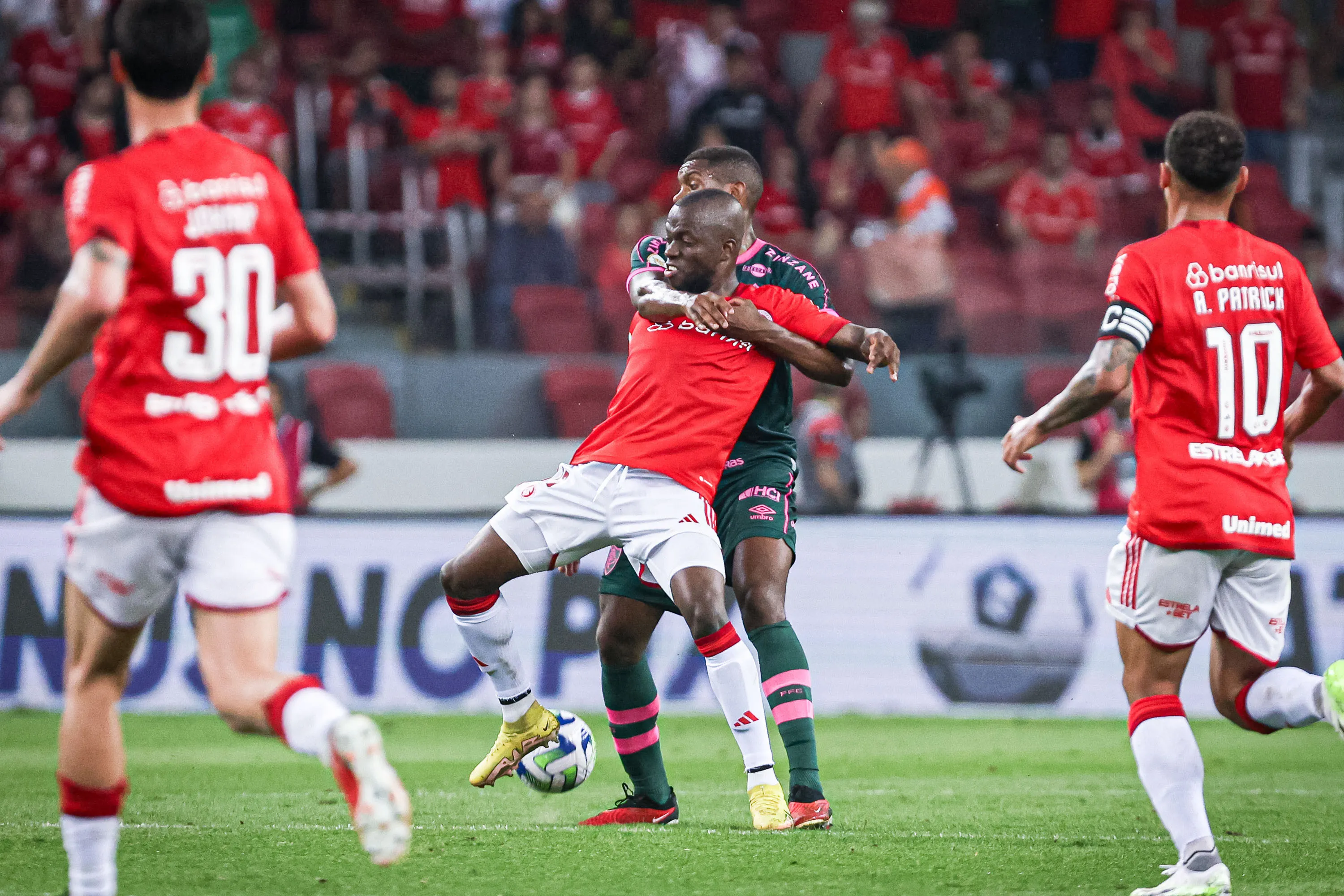 Foto: Maxi Franzoi/AGIF – O Internacional ficou apenas no empate sem gols com o Fluminense.