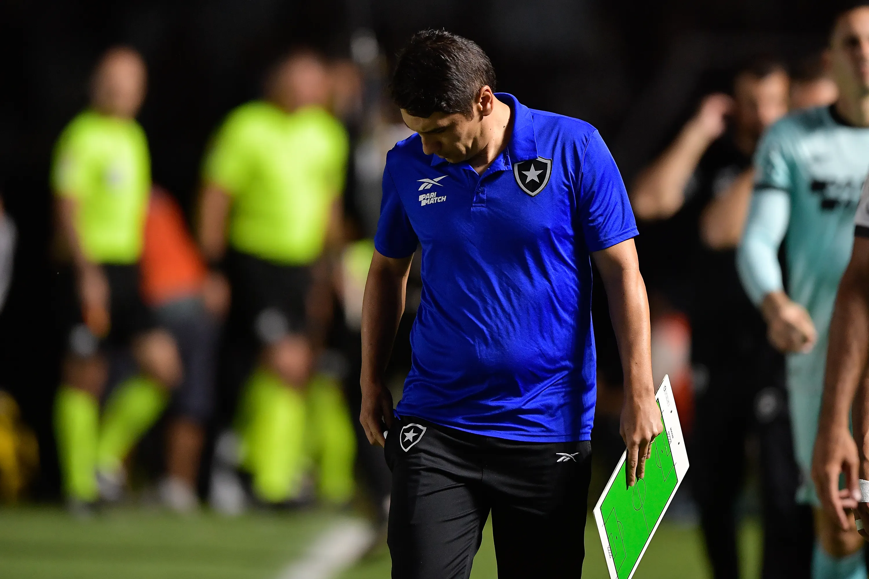 Foto: Thiago Ribeiro/AGIF – Lúcio Flávio em ação no clássico contra o Vasco.
