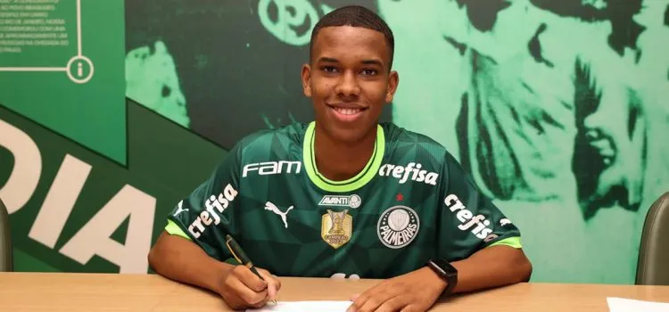 Foto: Reprodução/Palmeiras: Estevão assinando contrato com o Palmeiras