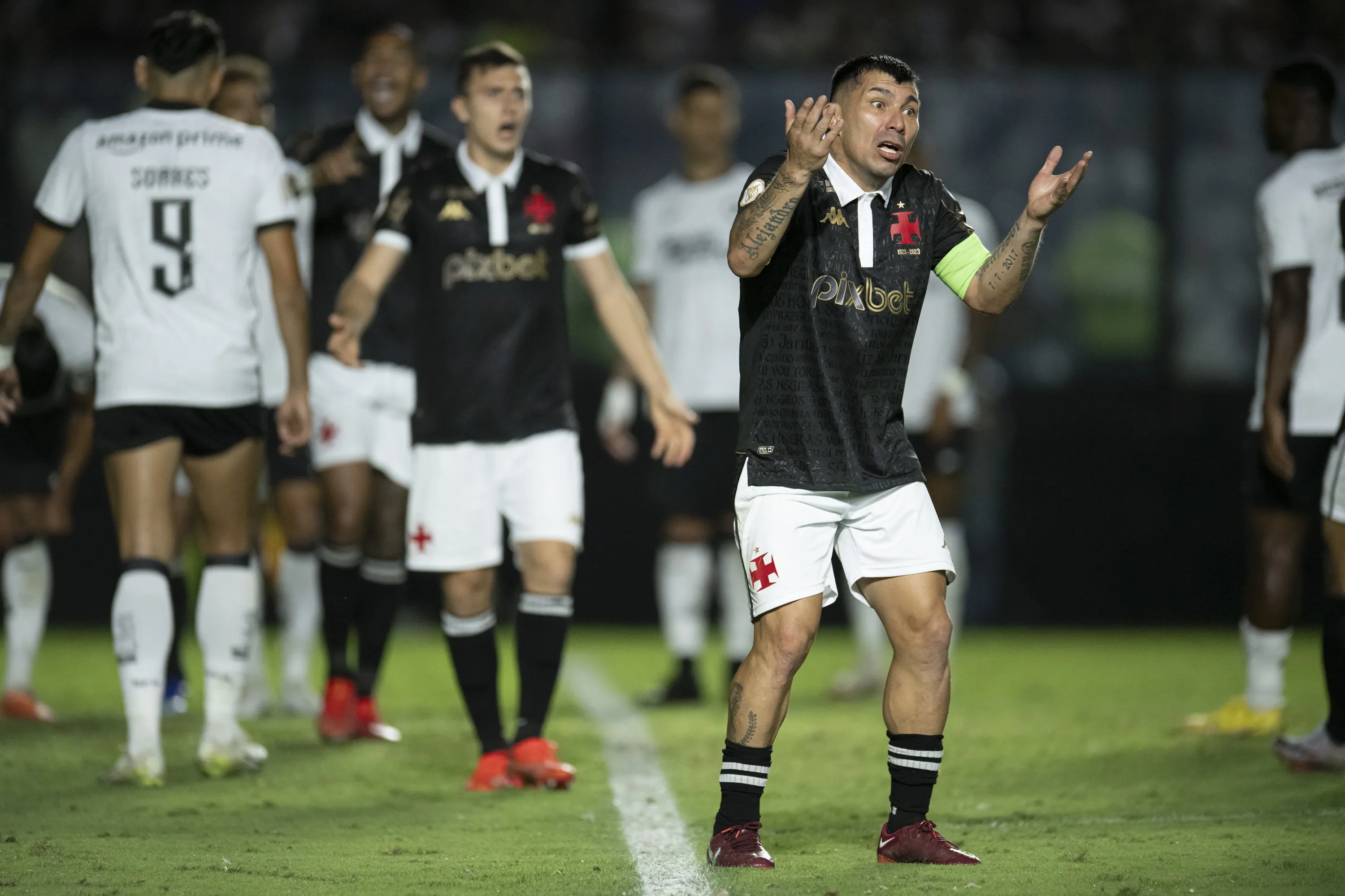 Medel esteve envolvido no lance – Foto: Jorge Rodrigues/AGIF.