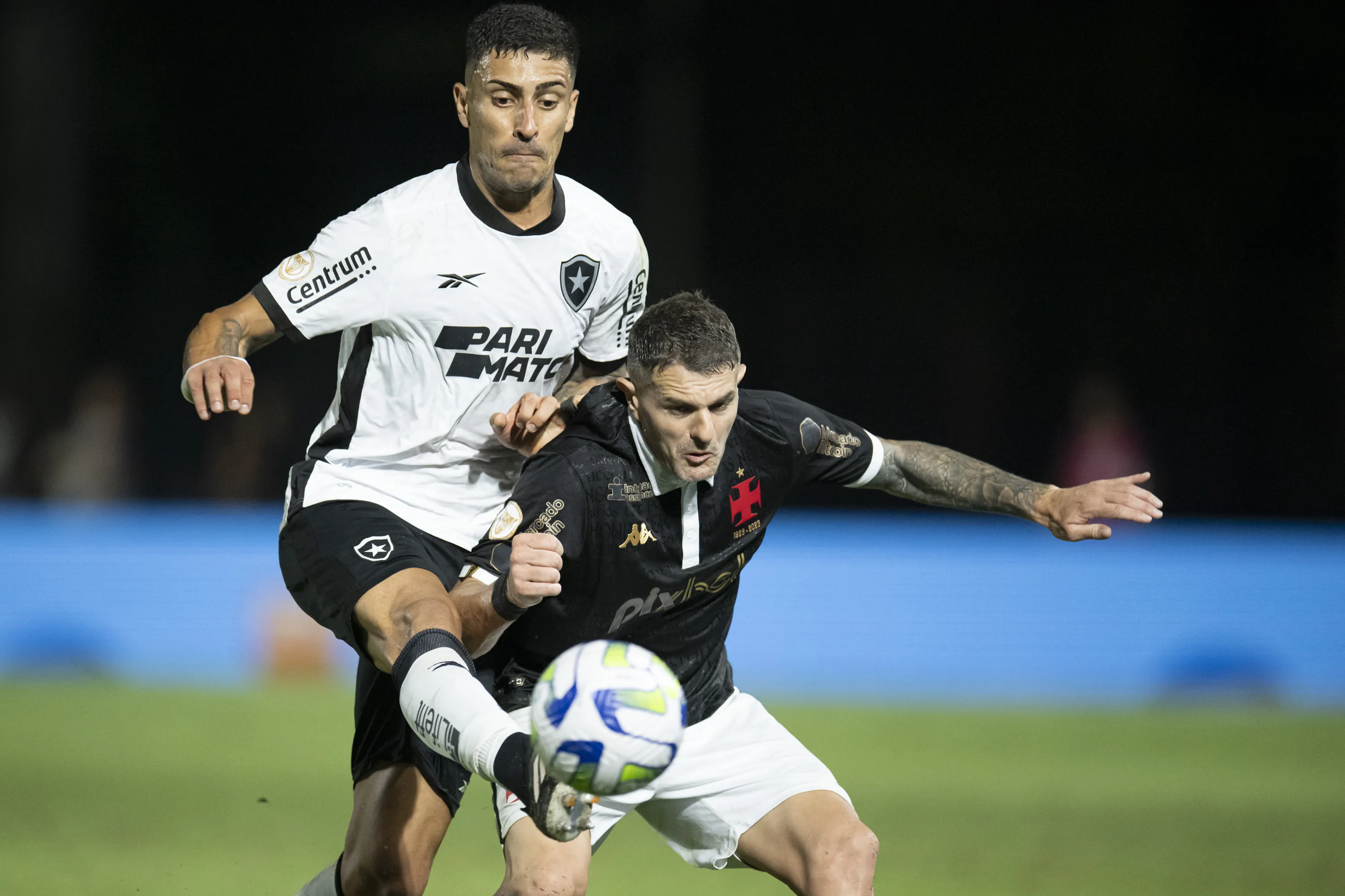 Vegetti e Philipe Sampaio disputando a bola durante partida no estadio Sao Januario pelo Brasileirão. Foto: Jorge Rodrigues/AGIF