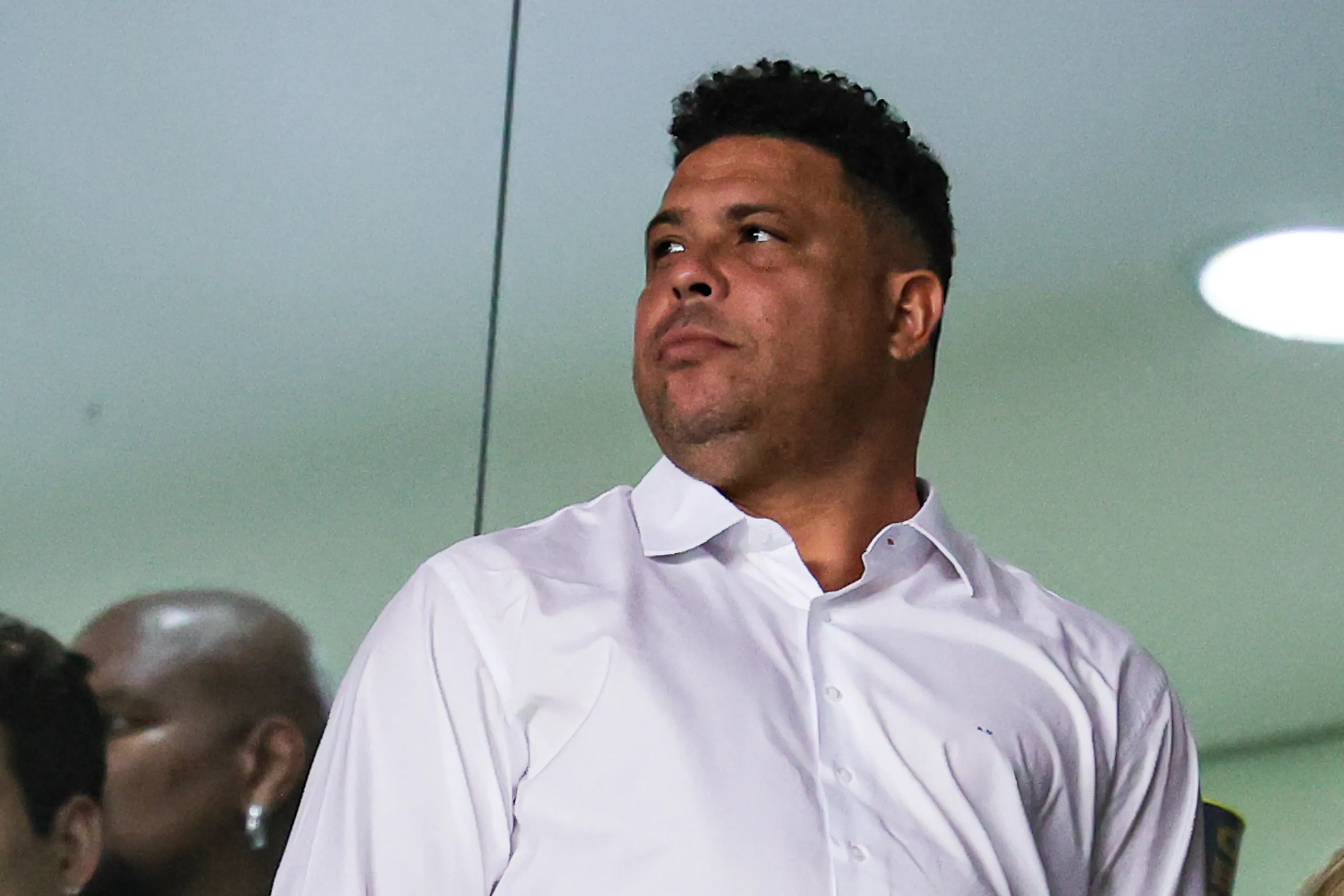 Ronaldo Nazário durante partida contra o Grêmio pelo campeonato Brasileiro 2023. Foto: Gilson Junio/AGIF
