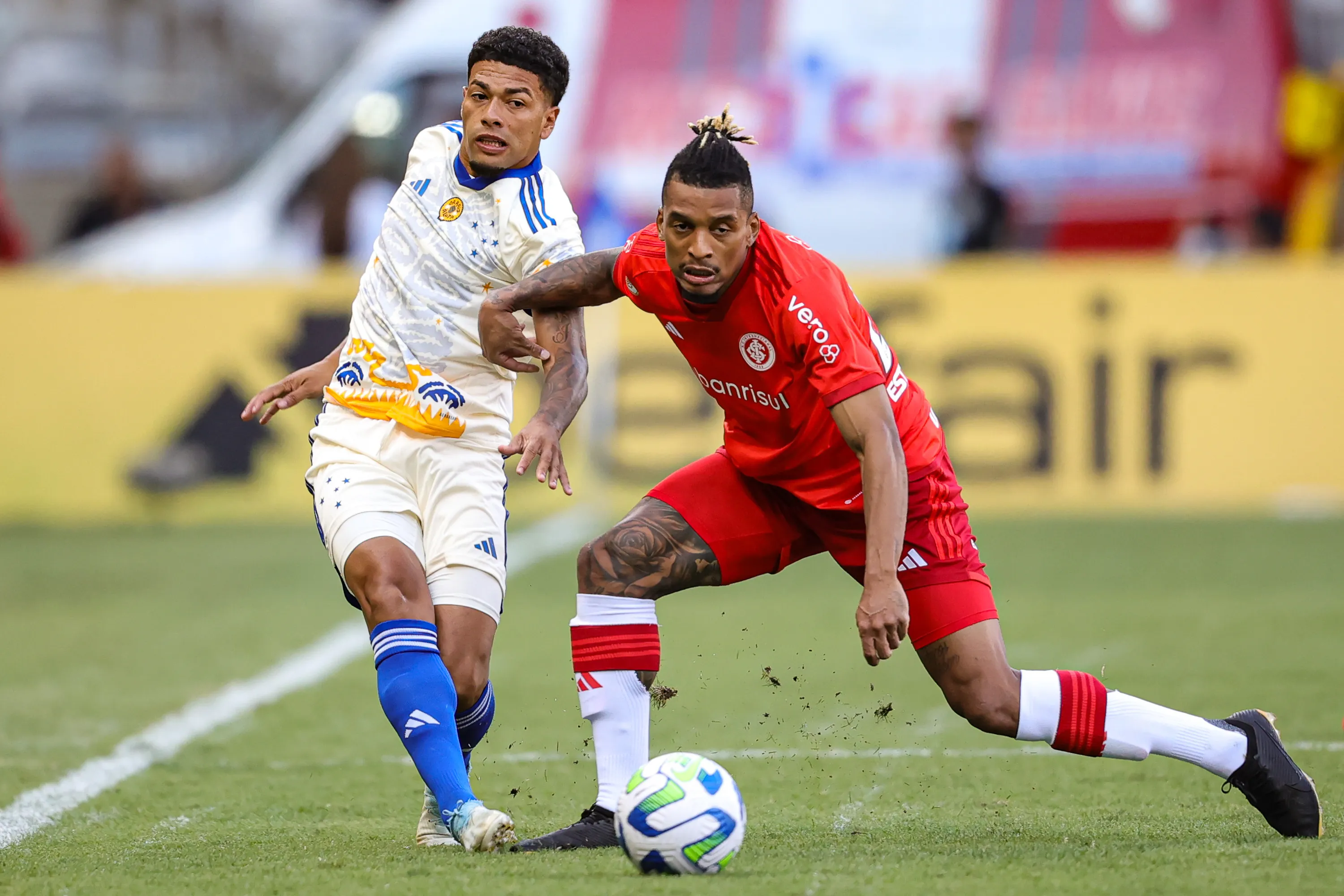 Foto: Gilson Lobo/AGIF – Lance entre Dalbert e Filipe Machado em Cruzeiro x Internacional
