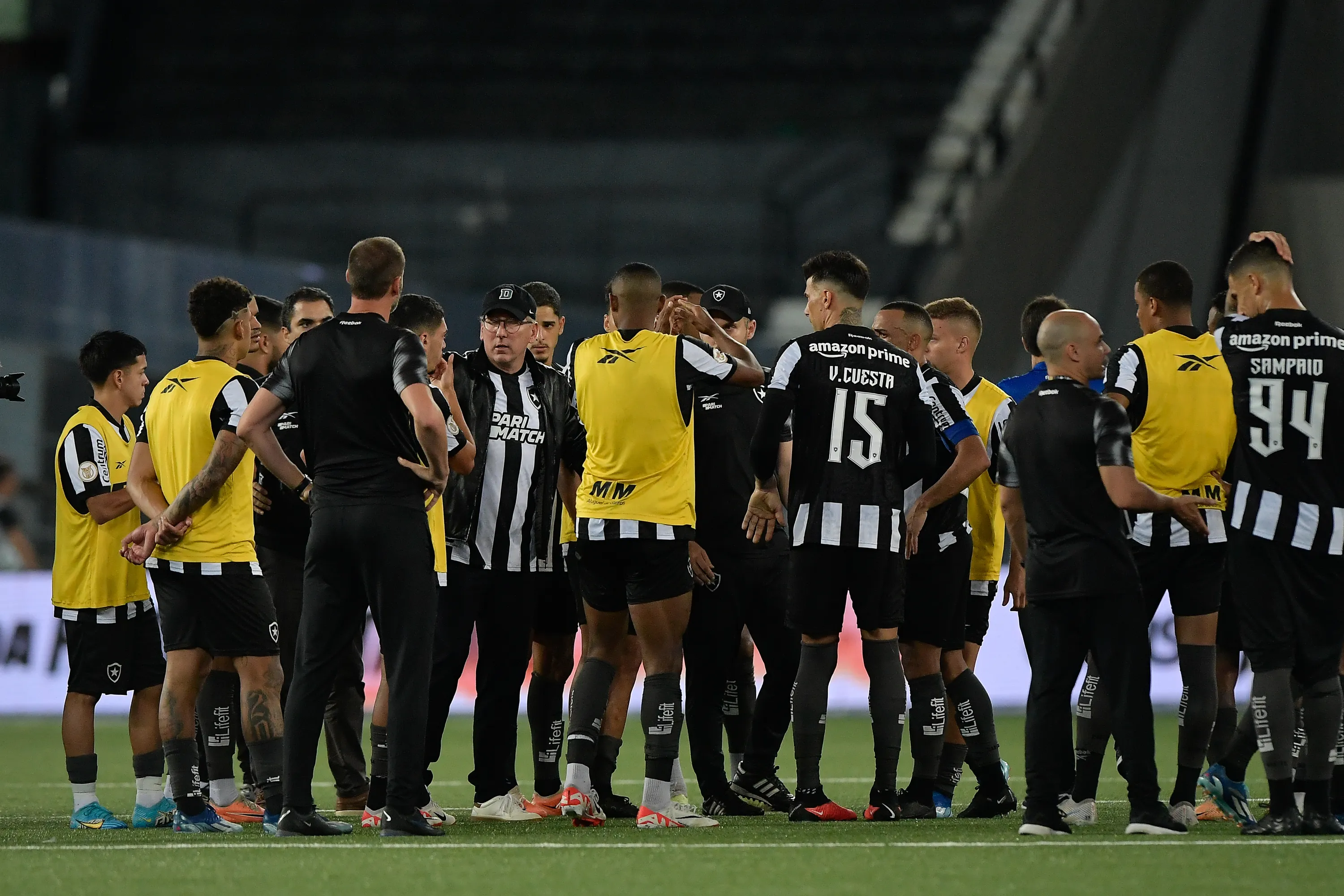 John Textor e jogadores do Botafogo lamentam derrota ao final da partida contra o Palmeiras pelo Campeonato Brasileiro 2023. Foto: Thiago Ribeiro/AGIF