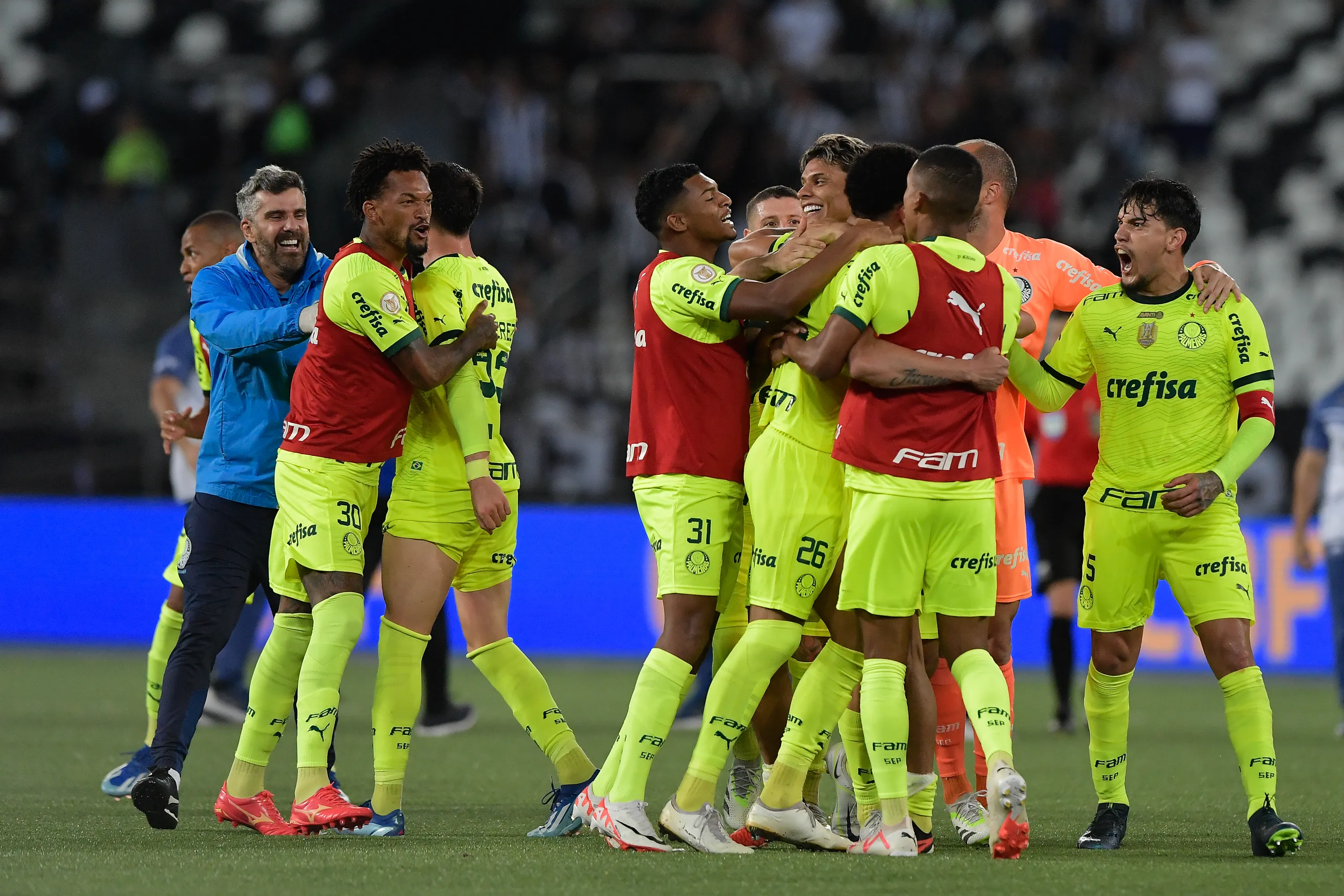 Jogadores do Palmeiras comemorando a vitoria ao final da partida contra o Botafogo no estadio Engenhao pelo Campeonato Brasileiro 2023. Foto: Thiago Ribeiro/AGIF