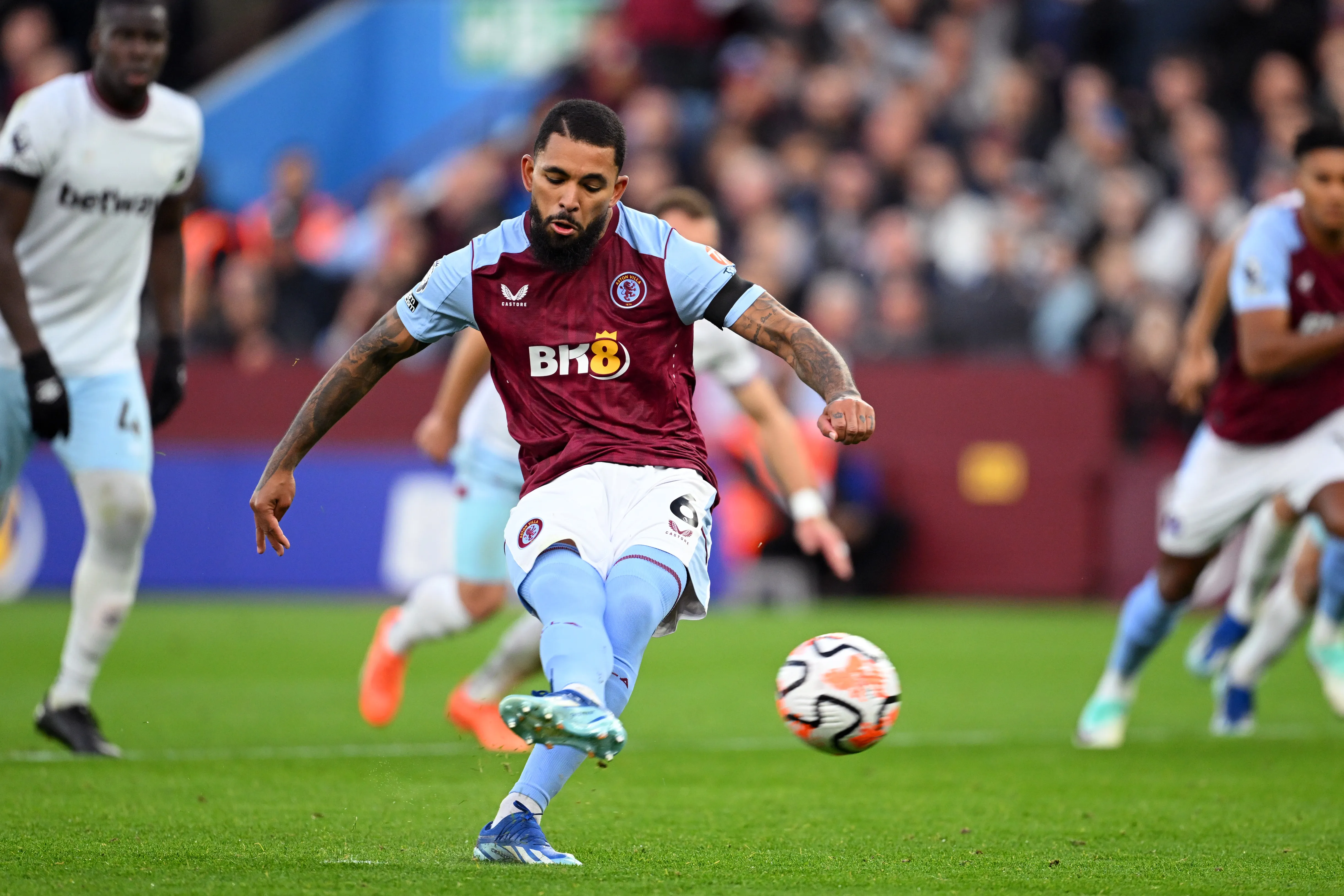 Douglas Luiz, cria do Vasco, foi convocado – (Photo by Michael Regan/Getty Images).