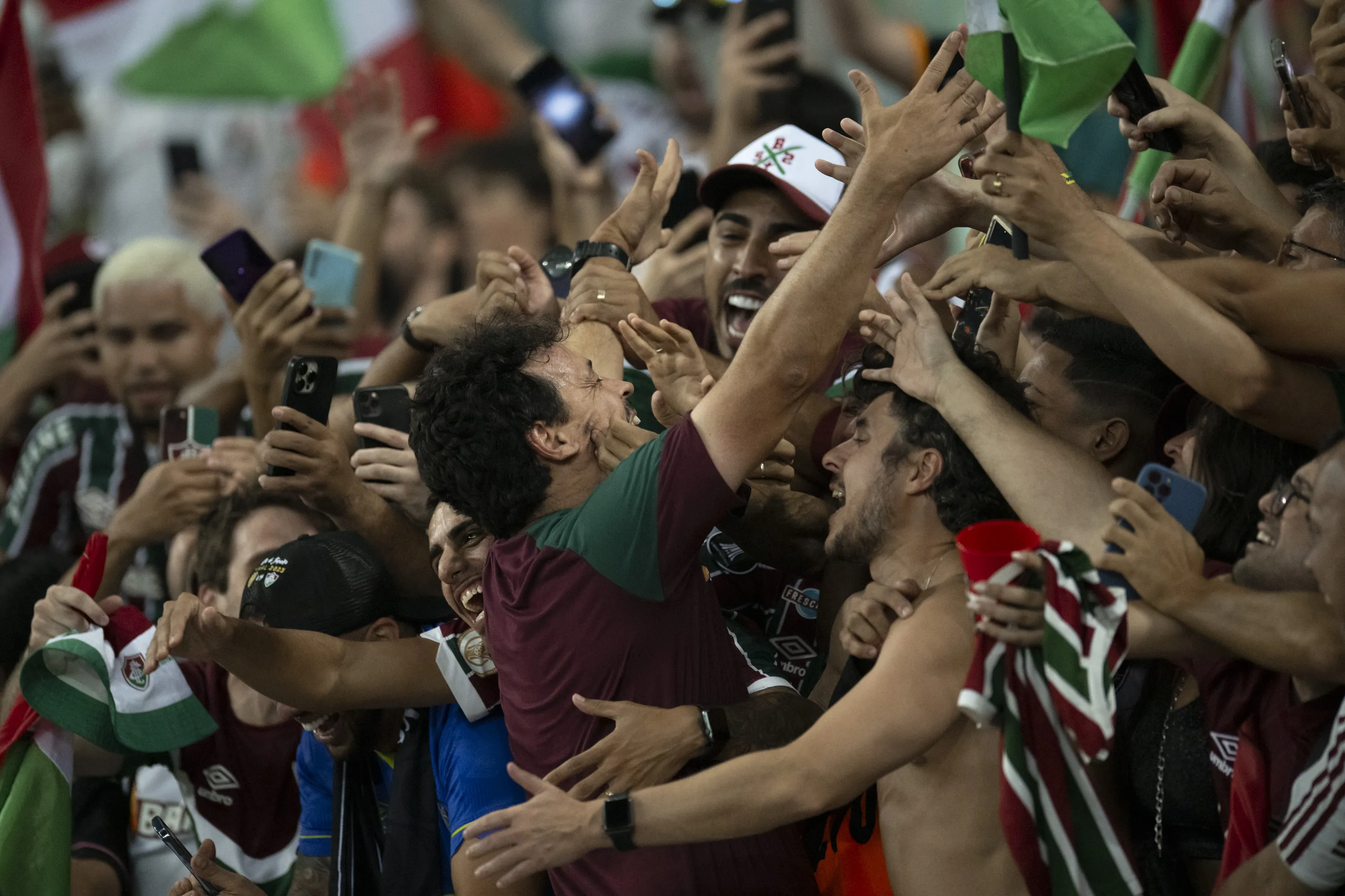 Fernando Diniz comemorando o titulo da Libertadores com os torcedores apos a partida contra o Boca Juniors no estadio Maracanã. Foto: Jorge Rodrigues/AGIF