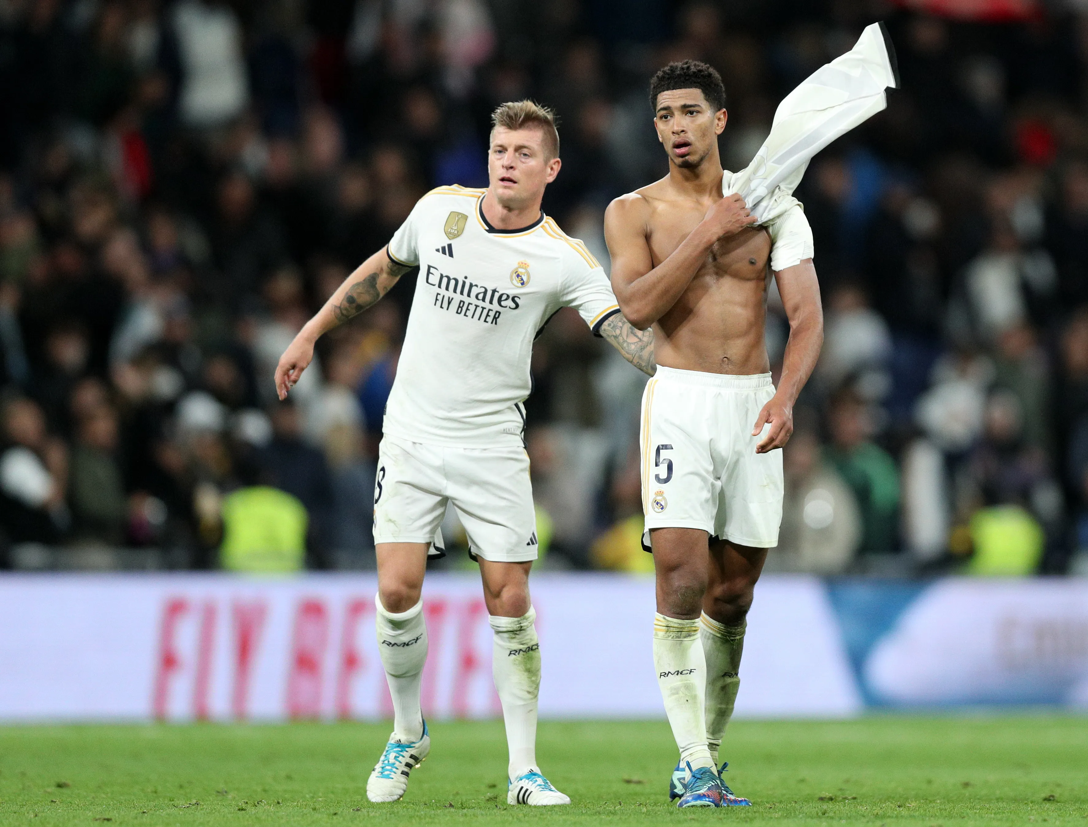 Jude Bellingham com imobilização no ombro durante o duelo entre Real Madrid e Rayo Vallecano no Estadio Santiago Bernabeu. (Photo by Gonzalo Arroyo Moreno/Getty Images)