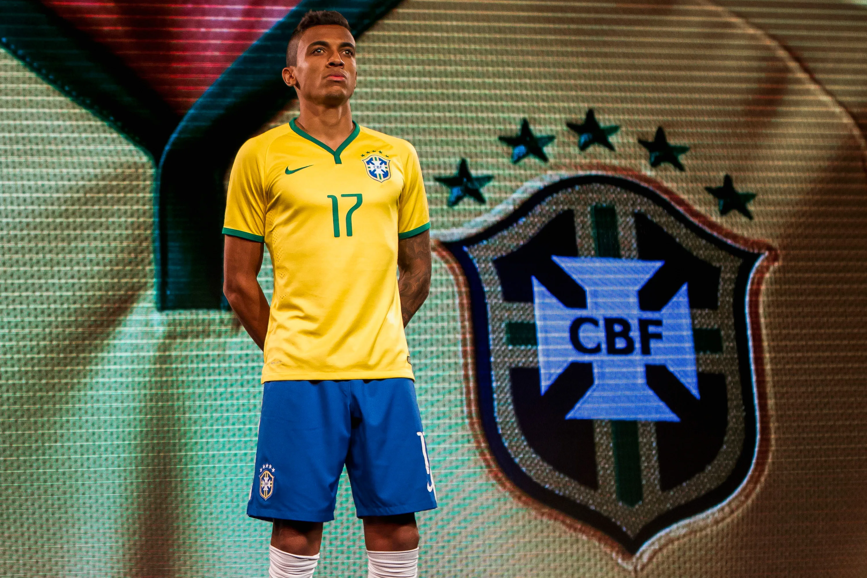 Luiz Gustavo durante apresentação do uniforme da Seleção Brasileira para a Copa do Mundo de 2014. Foto: Buda Mendes/Getty Images