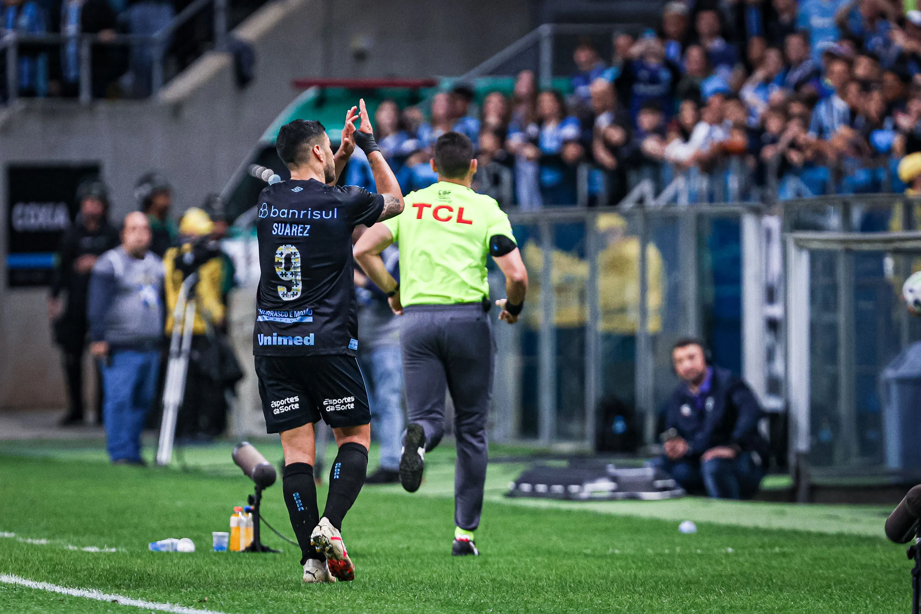 Foto: Maxi Franzoi/AGIF – Suárez agradece a torcida do Grêmio.