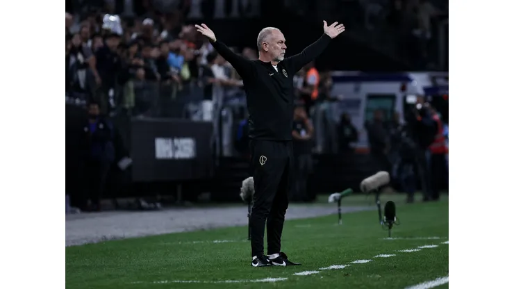 Foto: Fabio Giannelli/AGIF - Mano Menezes tem missão complicada.