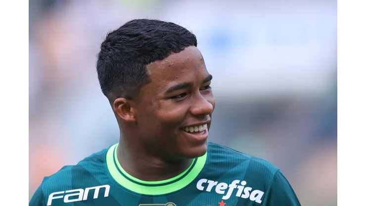 SP - BARUERI - 08/10/2023 - BRASILEIRO A 2023, PALMEIRAS X SANTOS - Endrick jogador do Palmeiras durante partida contra o Santos no estadio Arena Barueri pelo campeonato Brasileiro A 2023. Foto: Marcello Zambrana/AGIF