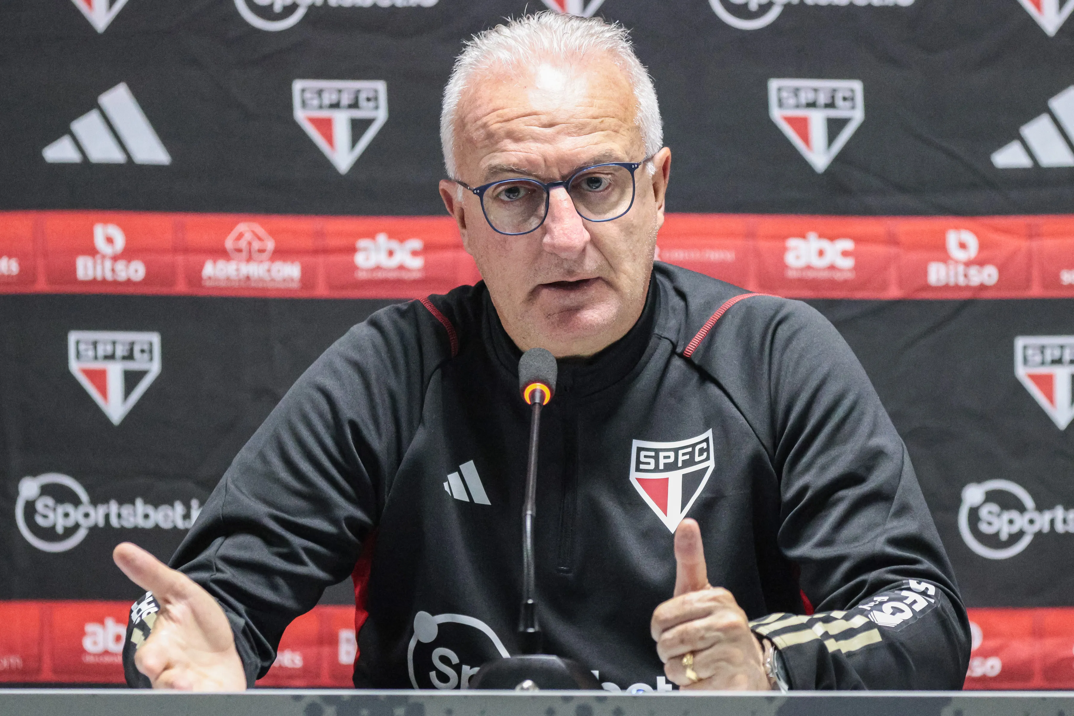 Dorival Júnior durante entrevista coletiva após a partida contra o Athletico-PR pelo campeonato Brasileiro 2023. Foto: Robson Mafra/AGIF