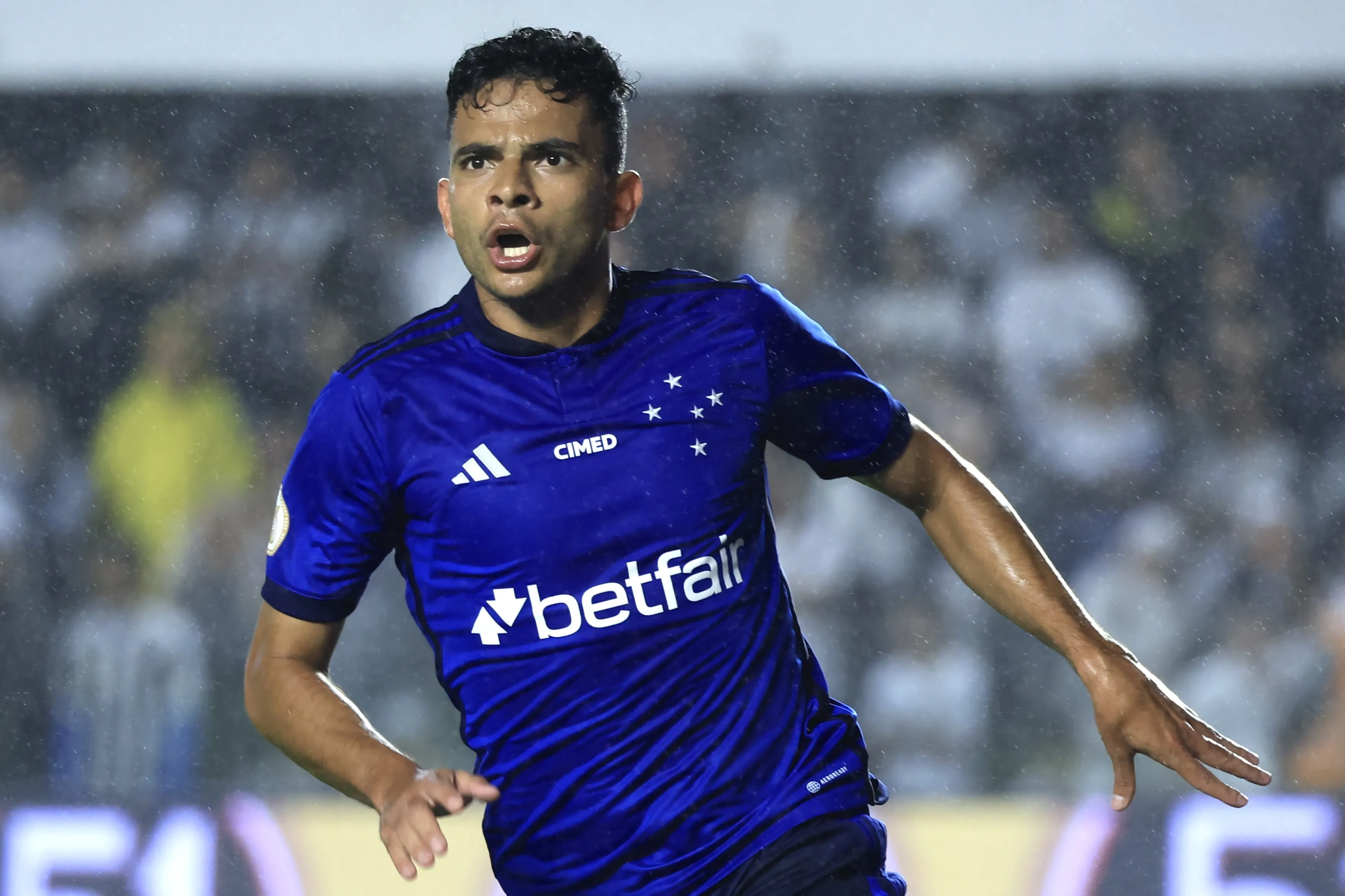 Bruno Rodrigues comemora seu gol durante partida contra o Santos pelo Campeonato Brasileiro 2023. Foto: Marcello Zambrana/AGIF