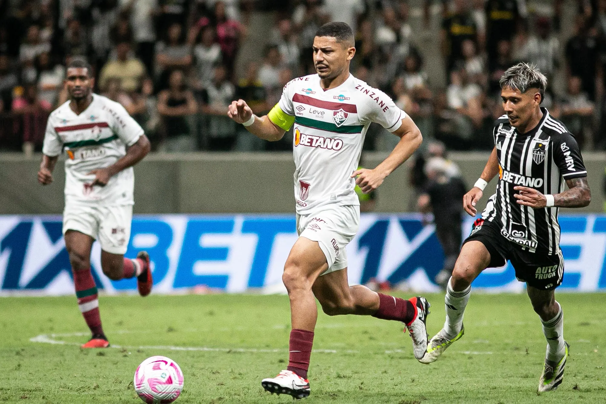 Foto: Fernando Moreno/AGIF – André em ação pelo Fluminense.