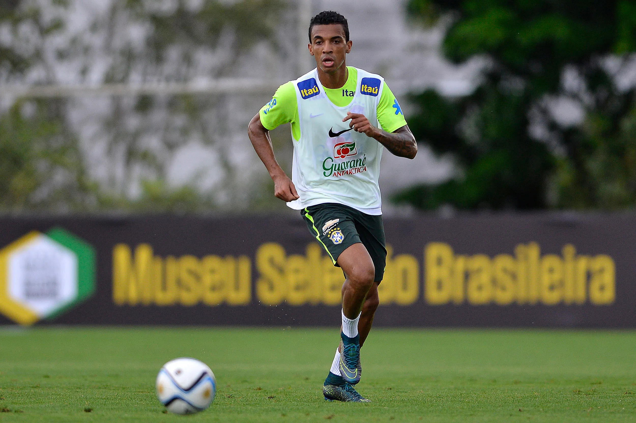 Luiz Gustavo durante treino da Seleção Brasileira para eliminatórias da Copa do Mundo de 2018 no CT Joaquim Grava, em São Paulo. Foto: Mauro Horita/AGIF