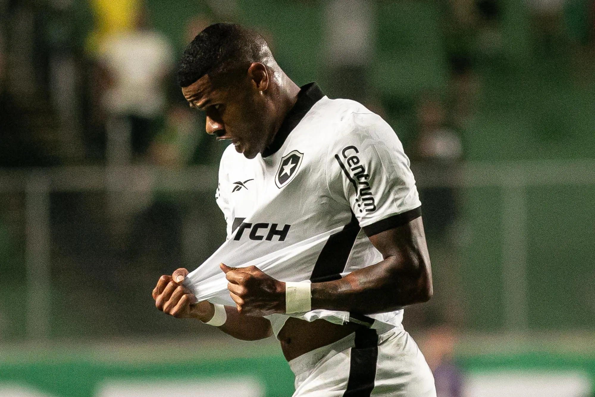 Júnior Santos comemora seu gol durante partida contra o América-MG pelo campeonato Brasileiro 2023. Foto: Fernando Moreno/AGIF