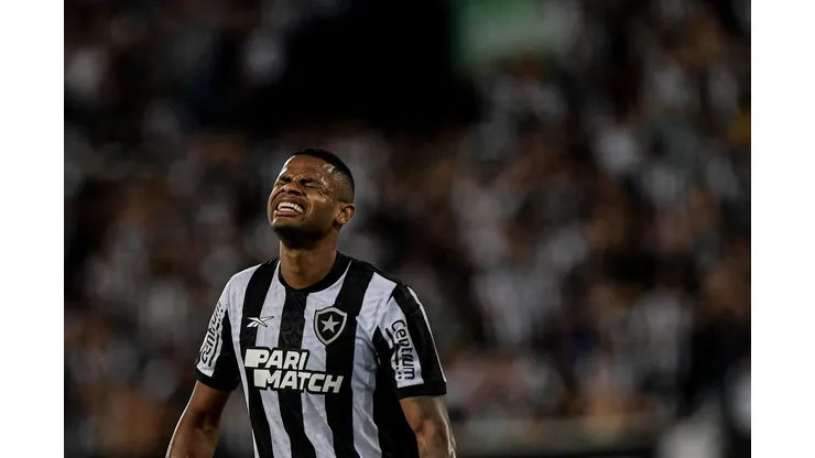 Júnior Santos lamenta durante partida contra o Palmeiras pelo campeonato Brasileiro 2023. Foto: Thiago Ribeiro/AGIF