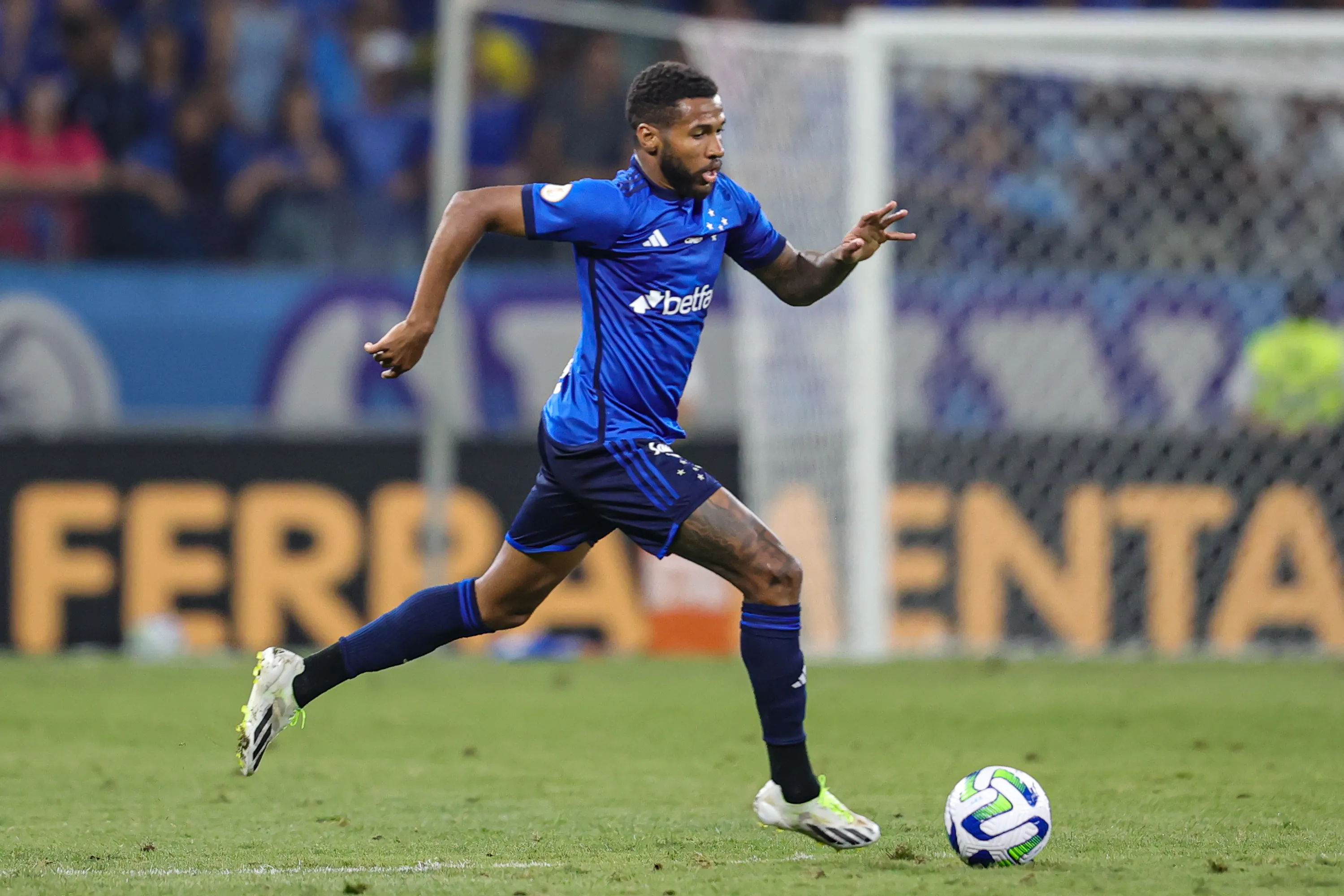 Foto: Gilson Lobo/AGIF – Wesley em ação pelo Cruzeiro.
