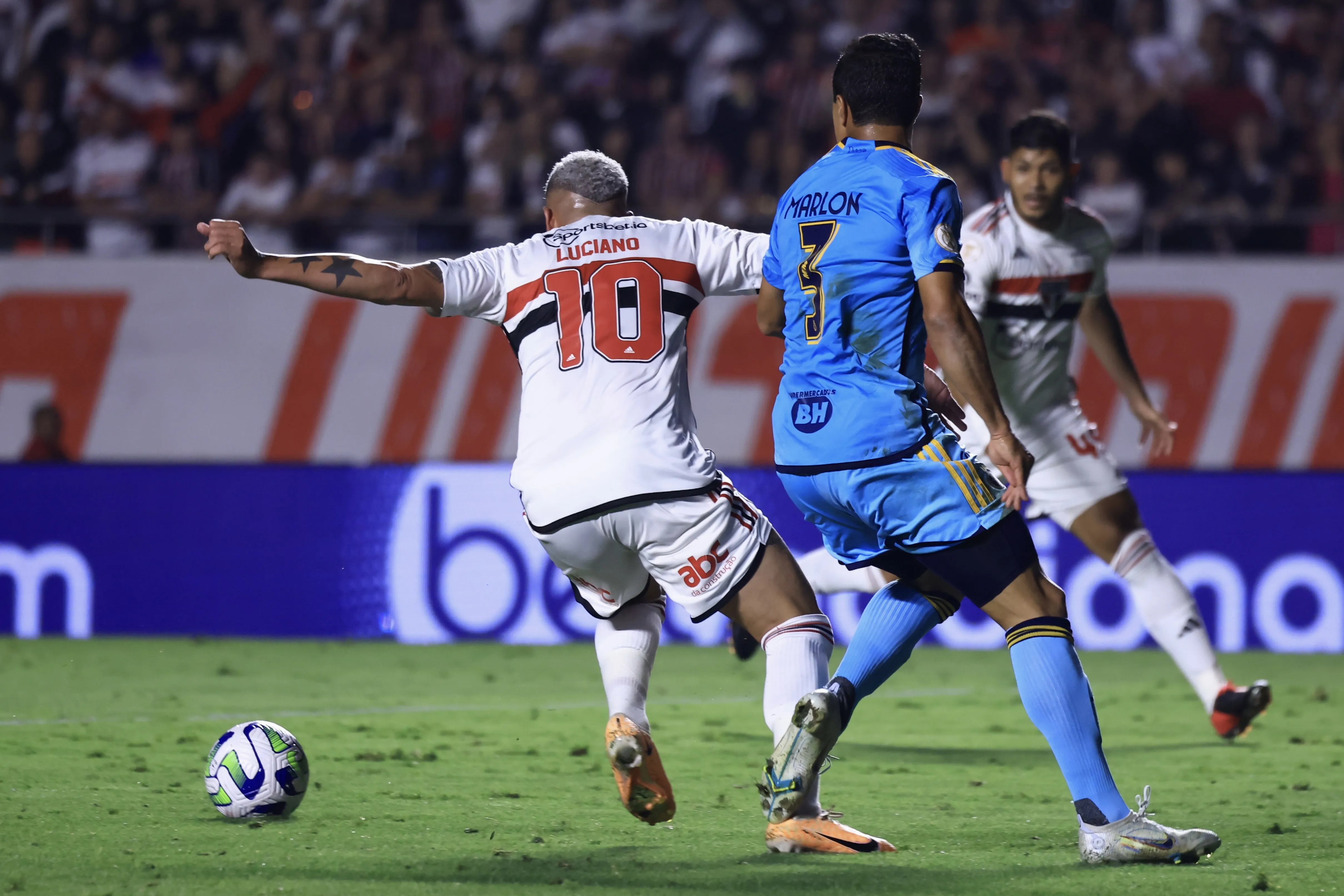 Luciano jogador do Sao Paulo disputa lance com Marlon do Cruzeiro durante partida no estadio Morumbi pelo campeonato Brasileiro. Foto: Marcello Zambrana/AGIF