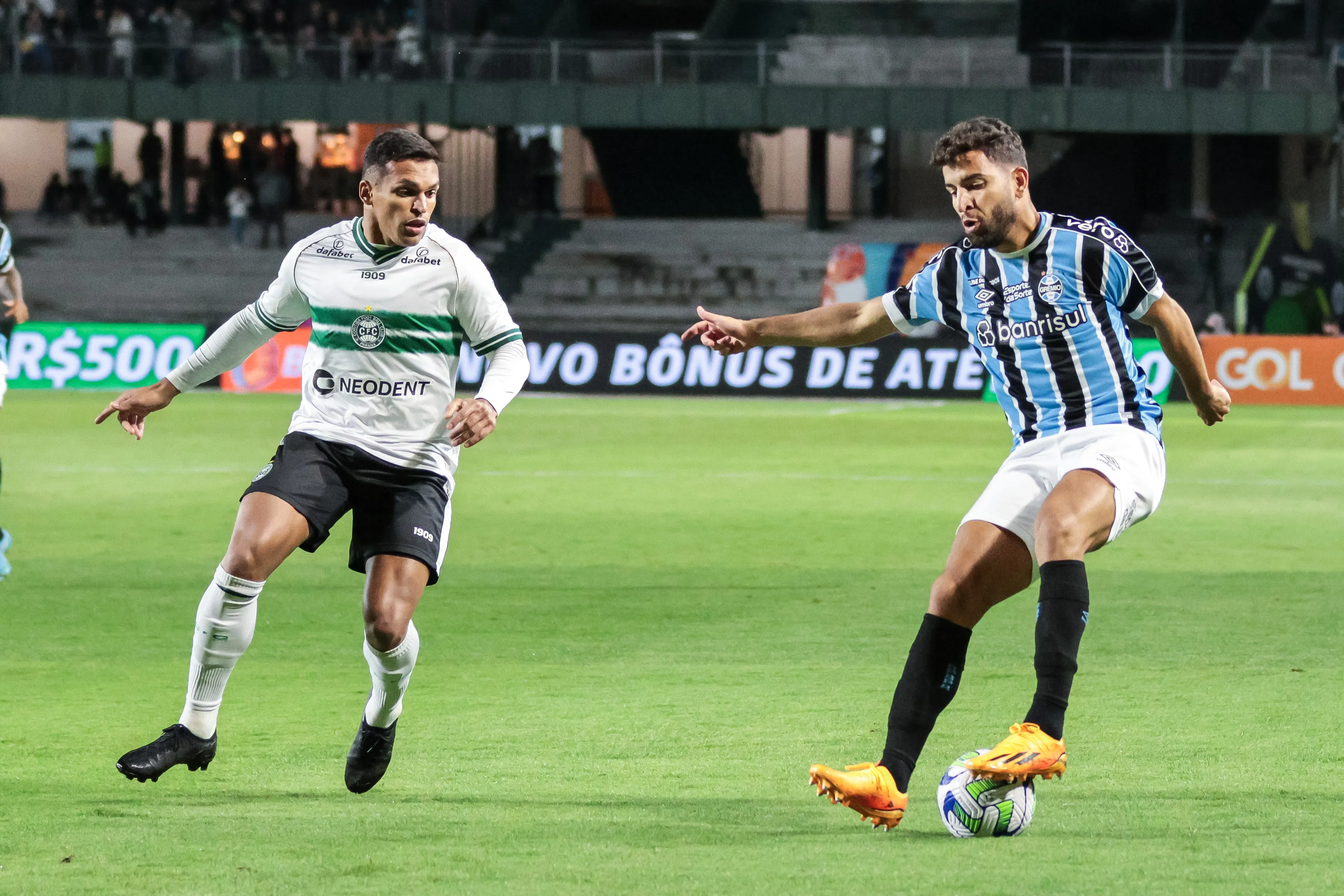 Robson jogador do Coritiba disputa lance com Pepe  do Gremio durante partida no estadio Couto Pereira pelo campeonato Brasileiro 2023. Foto: Robson Mafra/AGIF