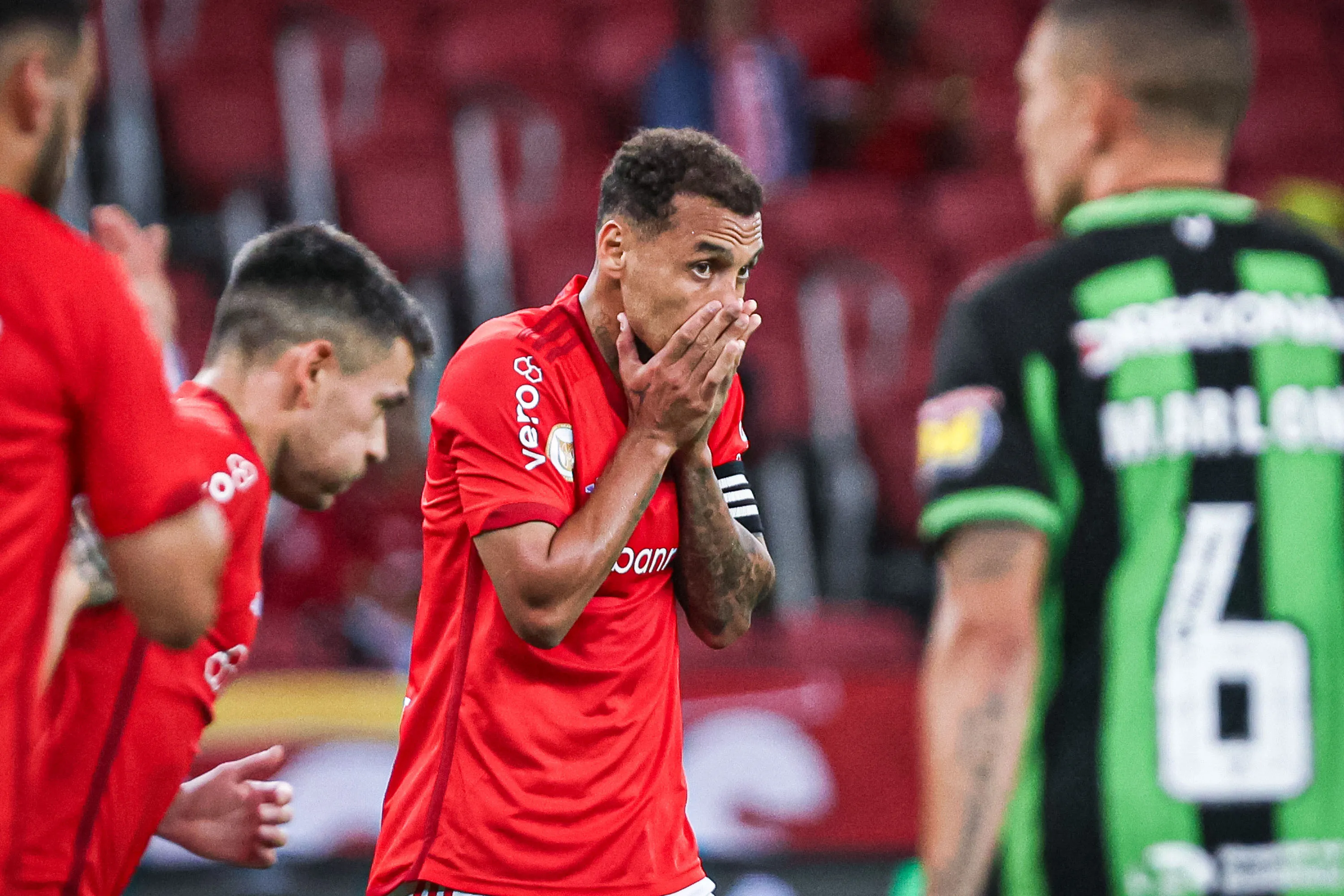 Alan Patrick lamenta durante partida contra o América-MG pelo campeonato Brasileiro 2023. Foto: Maxi Franzoi/AGIF