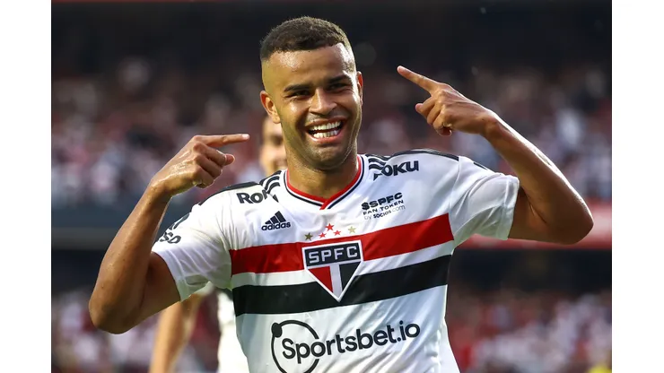 Alisson comemora seu gol durante partida contra o Corinthians no estádio do Morumbi pelo Campeonato Paulista 2022. Foto: Marcello Zambrana/AGIF
