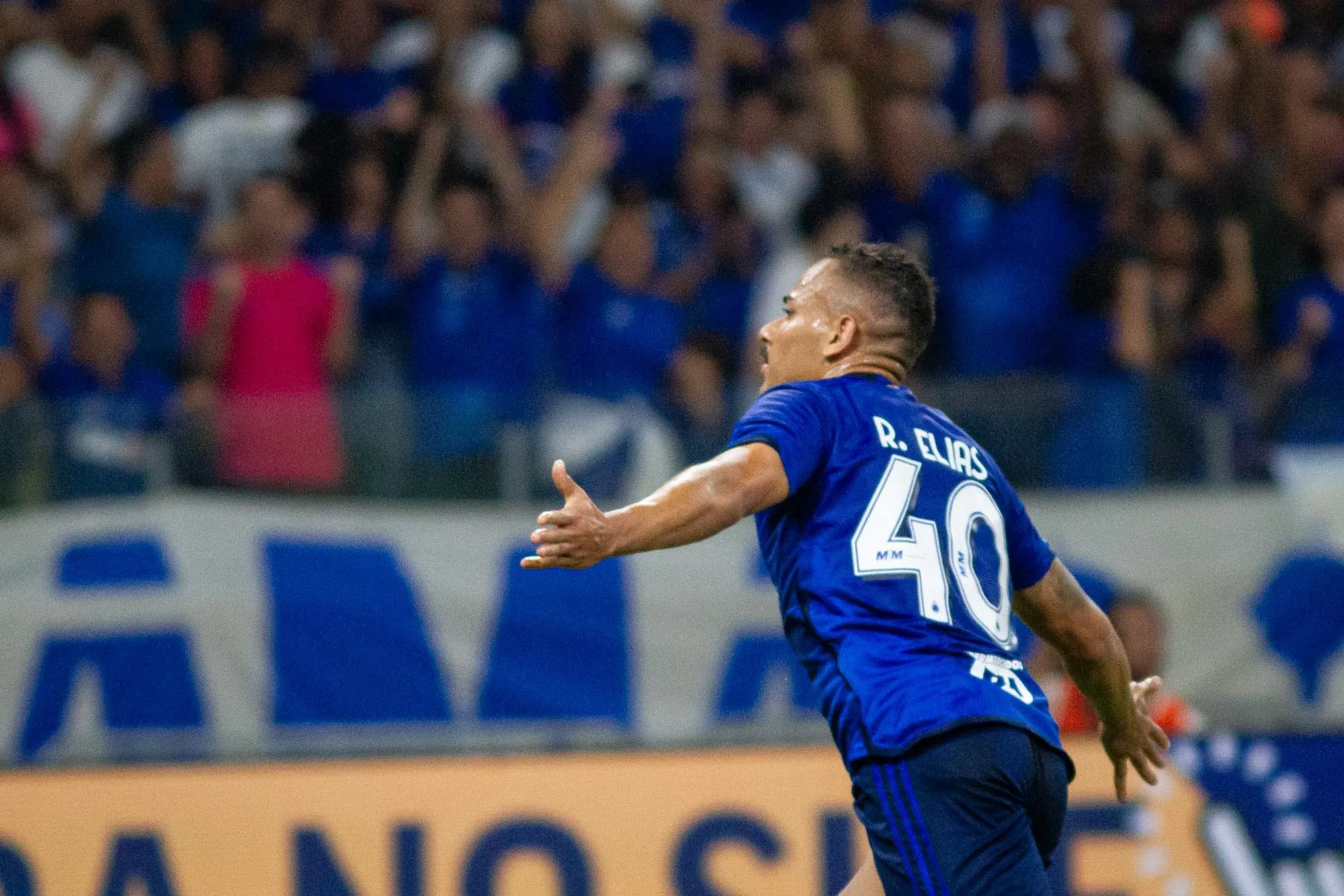 Foto: Fernando Moreno/AGIF – Rafael Elias em ação pelo Cruzeiro.