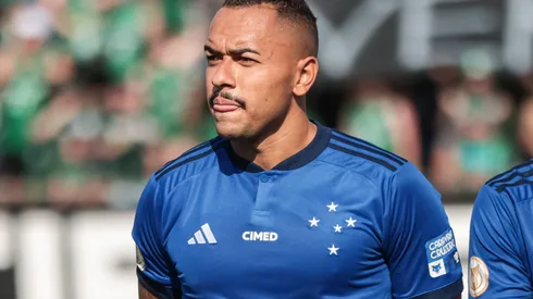 PR – CURITIBA – 11/11/2023 – BRASILEIRO A 2023, CORITIBA X CRUZEIRO – Rafael Elias jogador do Cruzeiro durante execucao do hino nacional antes da partida contra o Coritiba no estadio Durival de Britto pelo campeonato Brasileiro A 2023. Foto: Robson Mafra/AGIF