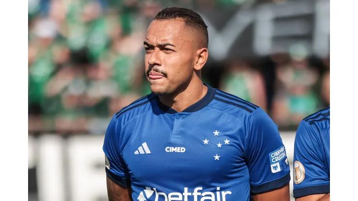 PR - CURITIBA - 11/11/2023 - BRASILEIRO A 2023, CORITIBA X CRUZEIRO - Rafael Elias jogador do Cruzeiro durante execucao do hino nacional antes da partida contra o Coritiba no estadio Durival de Britto pelo campeonato Brasileiro A 2023. Foto: Robson Mafra/AGIF