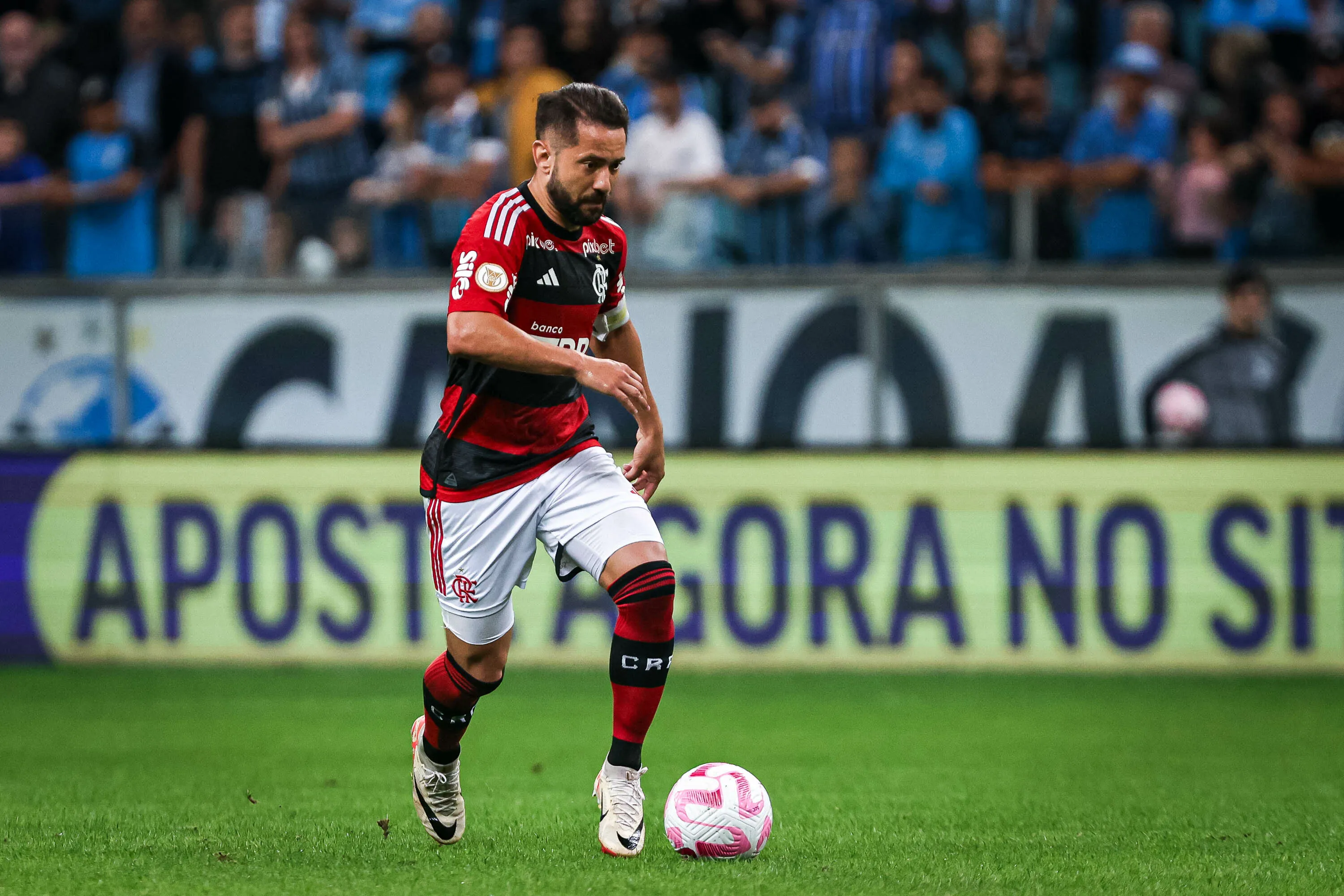Foto: Maxi Franzoi/AGIF – Everton Ribeiro em ação pelo Flamengo.