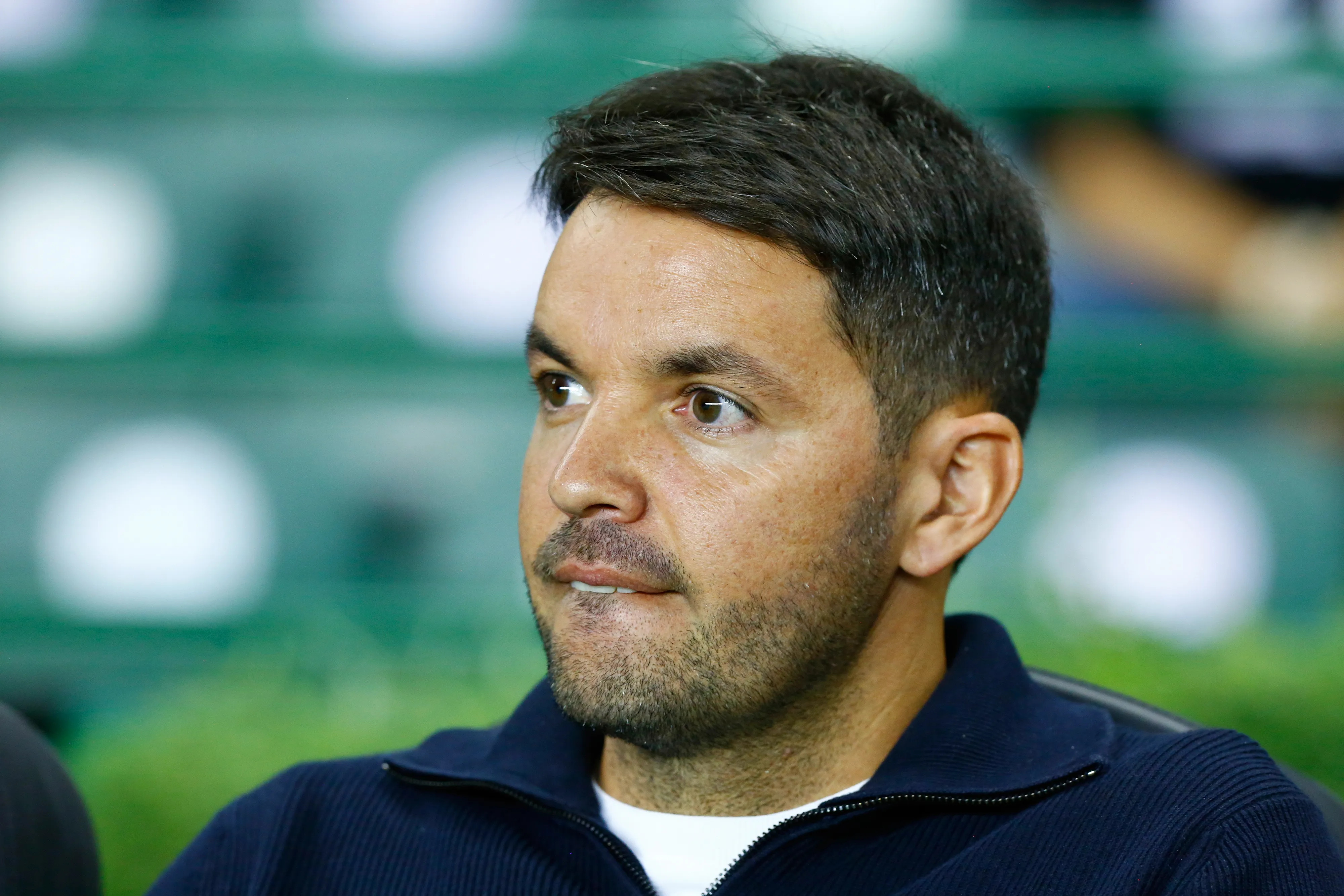 LEON, MEXICO – OCTOBER 31: Nicolas Larcamon head coach of Leon prior the 15th round match between Leon and Pumas UNAM as part of the Torneo Apertura 2023 Liga MX at Leon Stadium on October 31, 2023 in Leon, Mexico. (Photo by Leopoldo Smith/Getty Images)