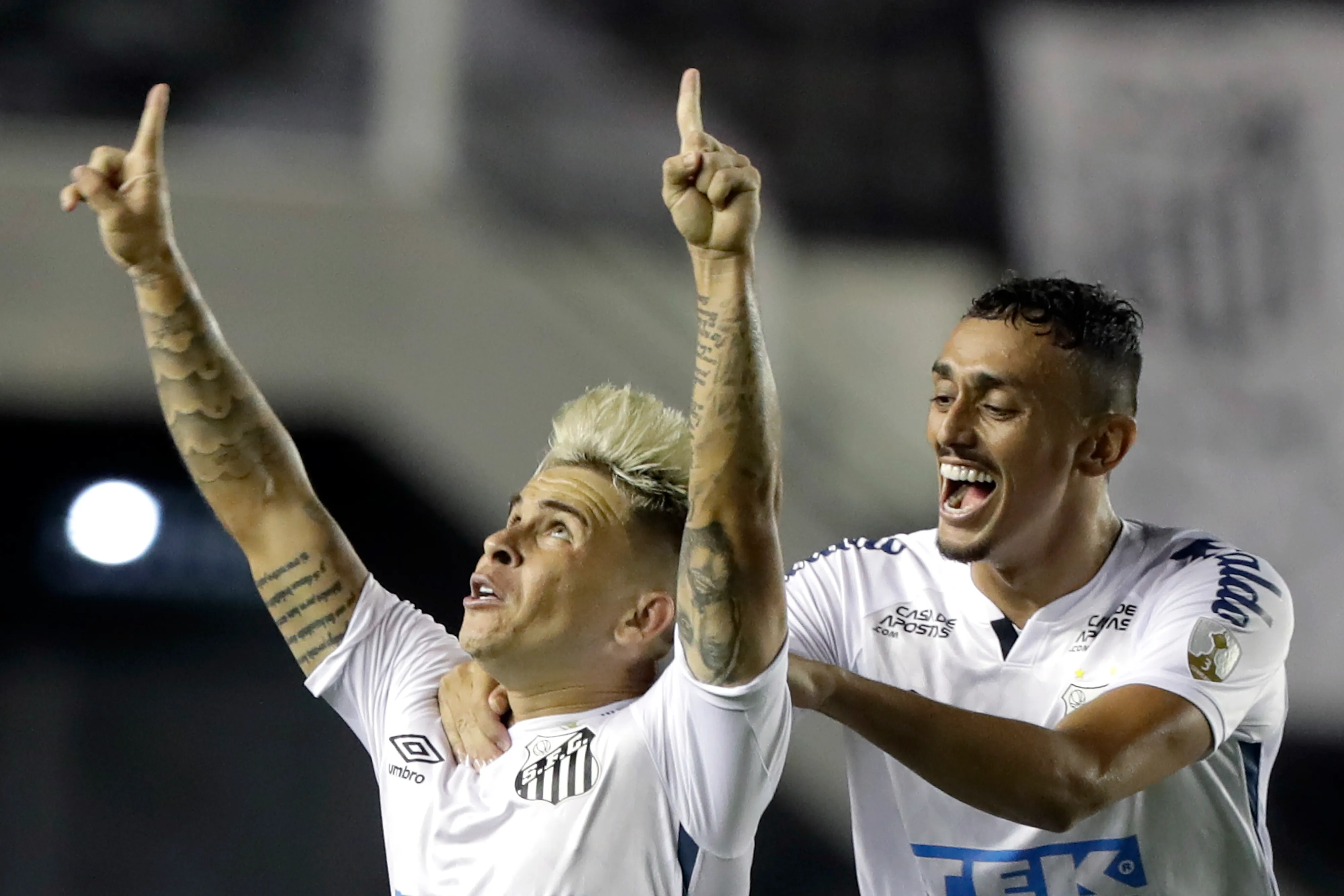 SANTOS, BRAZIL – JANUARY 13: Yeferson Soteldo (L) and Diego Pituca of Santos celebrate a scored goal during a semifinal second leg match between Santos and Boca Juniors as part of Copa CONMEBOL Libertadores 2020 at Urbano Caldeira Stadium (Vila Belmiro) on January 13, 2021 in Santos, Brazil. (Photo by Andre Penner – Pool/Getty Images)