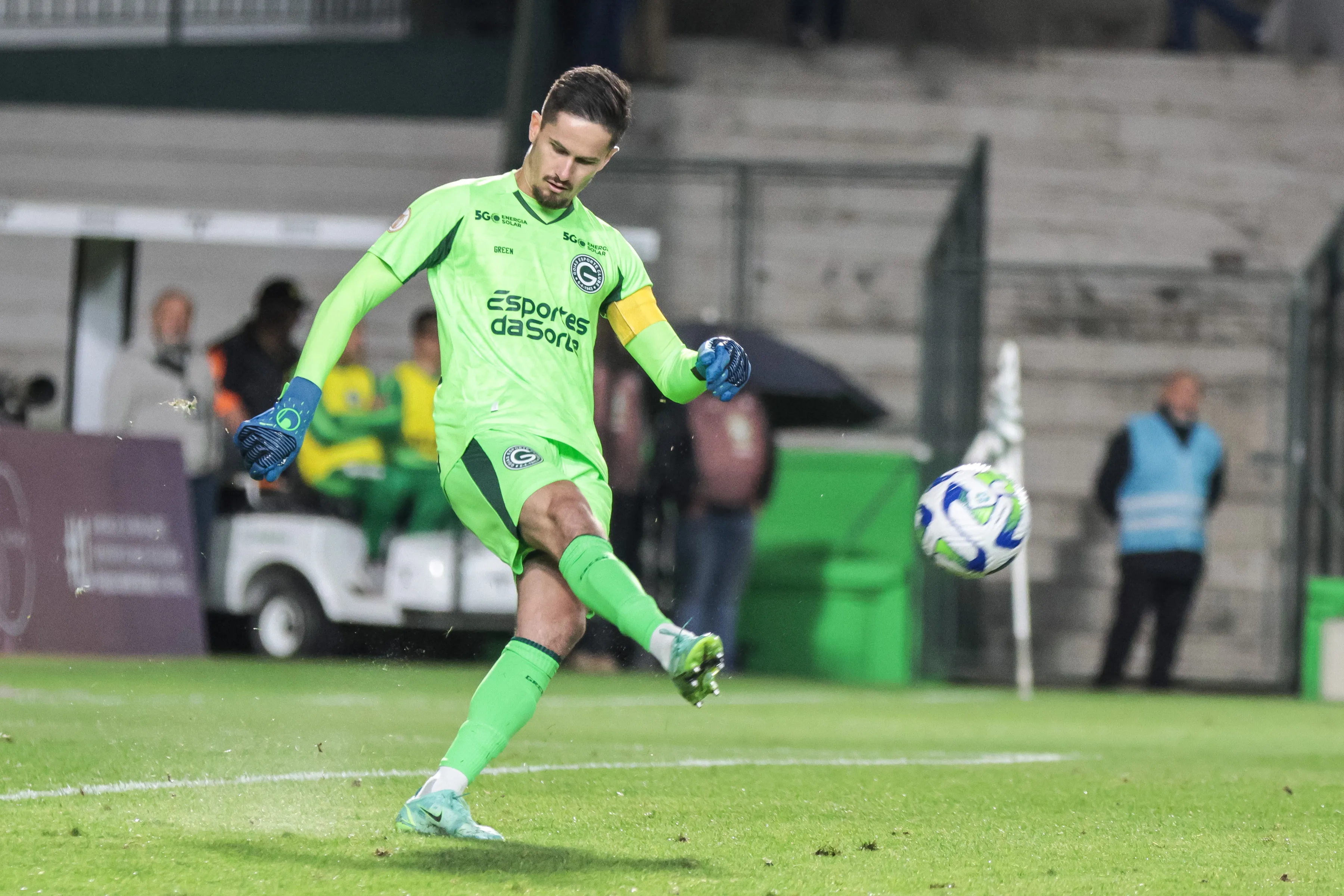 Foto: Robson Mafra/AGIF – Tadeu em ação pelo Goiás no Campeonato Brasileiro.