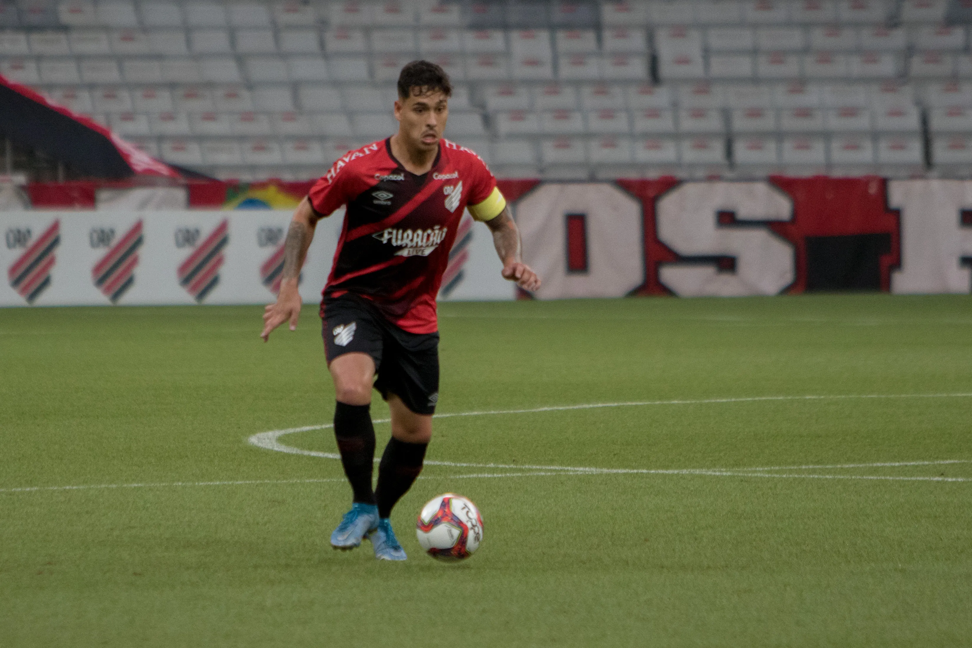 Foto: Robson Mafra/AGIF – Lucas Halter em ação pelo Athletico.