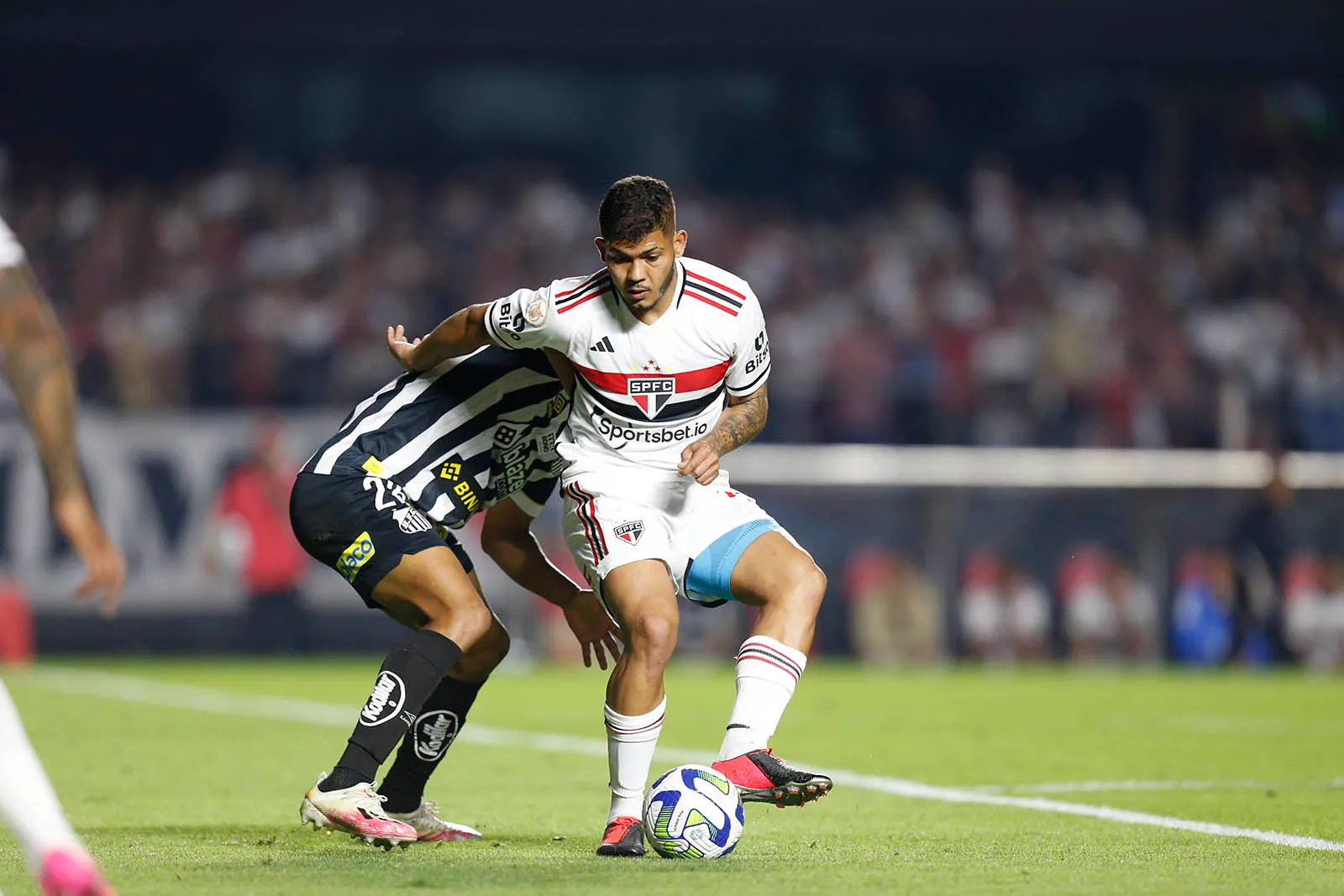 Foto: Paulo Pinto – Erison em ação pelo São Paulo contra o Santos no Campeonato Brasileiro.