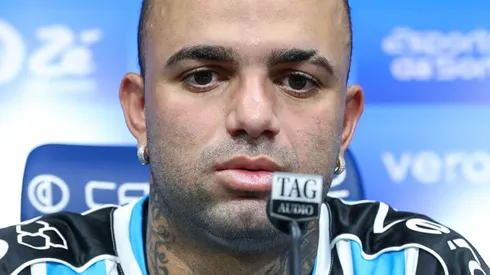 Vice-presidente de futebol Antonio Brum, apresenta o atacante Luan como novo reforço do Gremio para a temporada 2023.