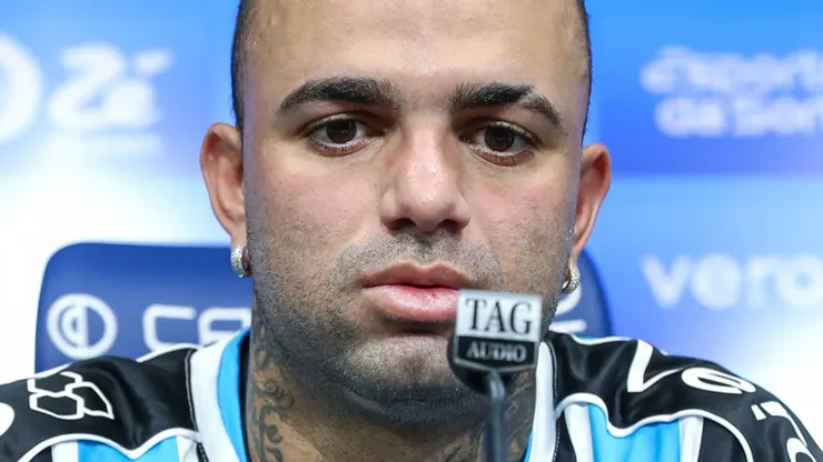 Vice-presidente de futebol Antonio Brum, apresenta o atacante Luan como novo reforço do Gremio para a temporada 2023.