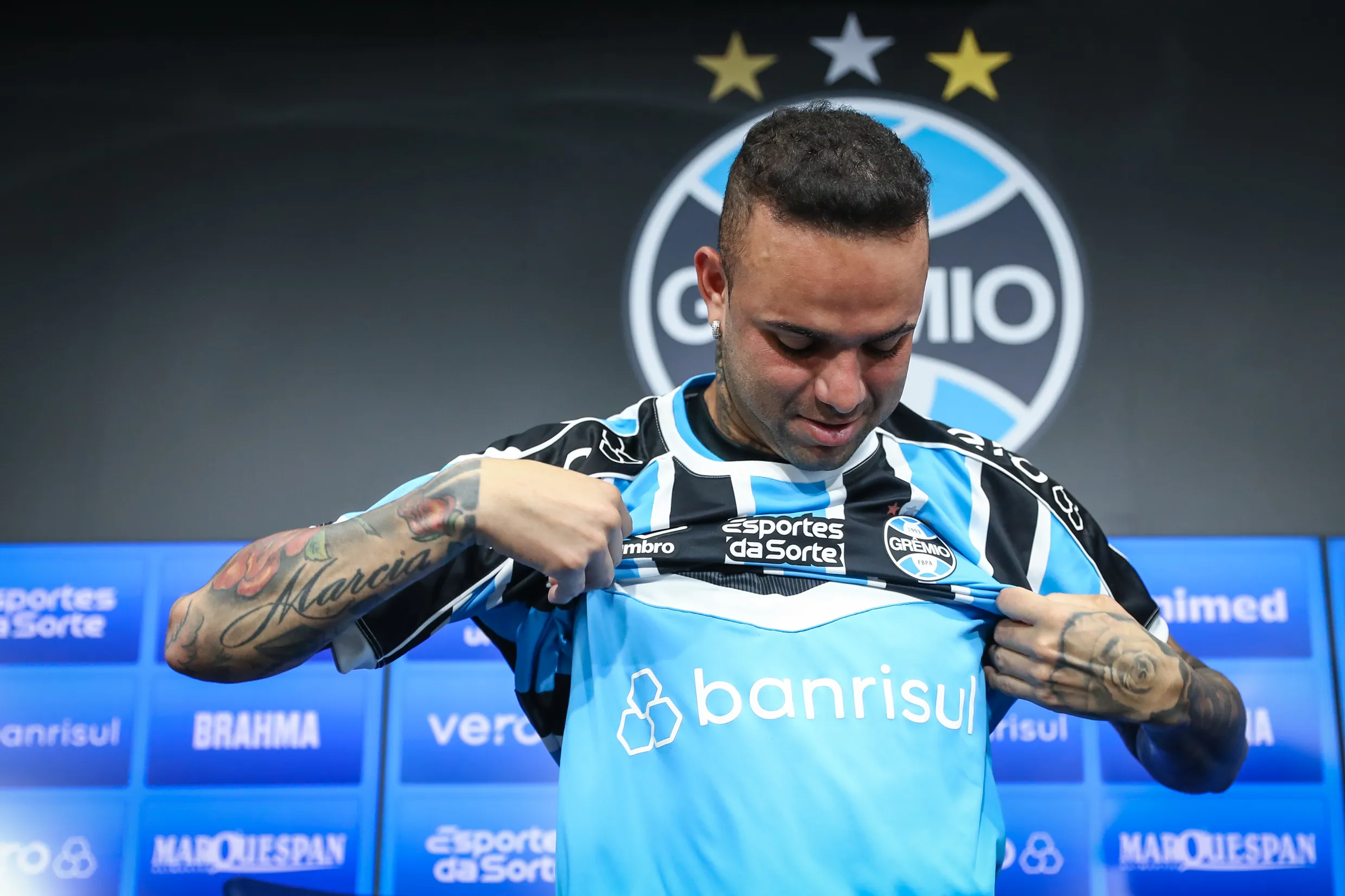 Vice-presidente de futebol Antonio Brum, apresenta o atacante Luan como novo reforço do Gremio para a temporada 2023. FOTO: LUCAS UEBEL/GREMIO FBPA