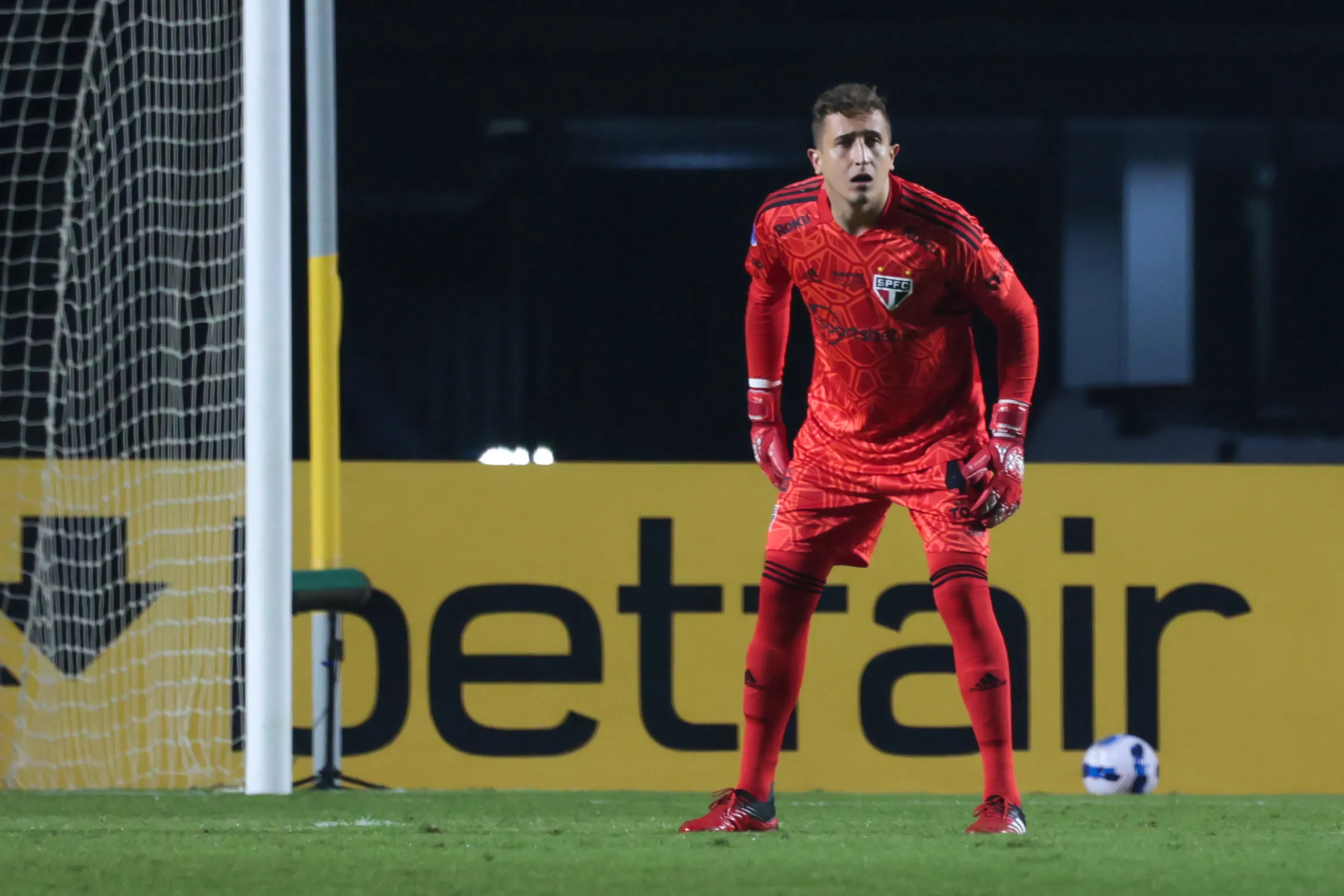 Foto: Marcello Zambrana/AGIF – Thiago Couto em ação pelo São Paulo.