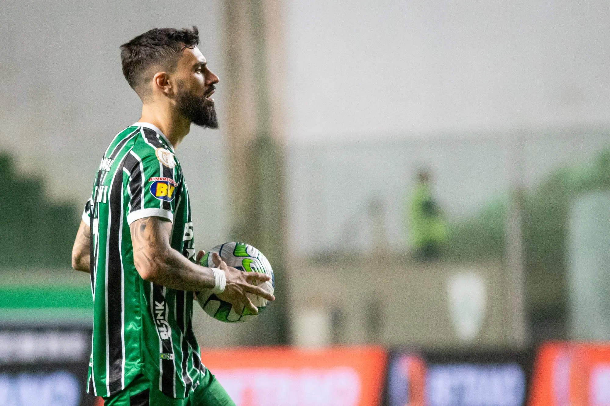 Foto: Fernando Moreno/AGIF – Mastriani em ação pelo América-MG.