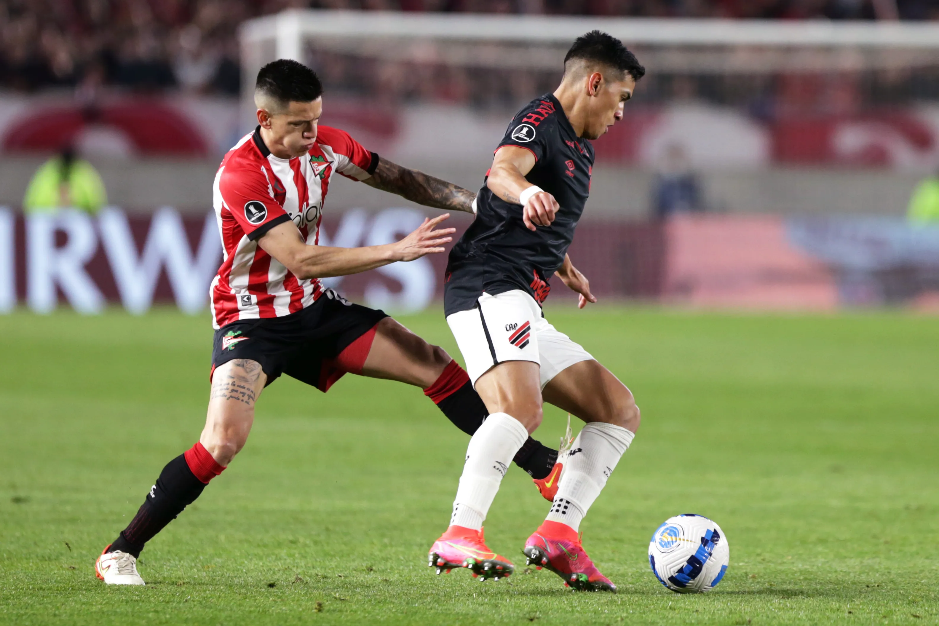 Photo by Daniel Jayo/Getty Images – Leonardo Godoy em ação pelo Estudiantes contra o Athletico na Libertadores.
