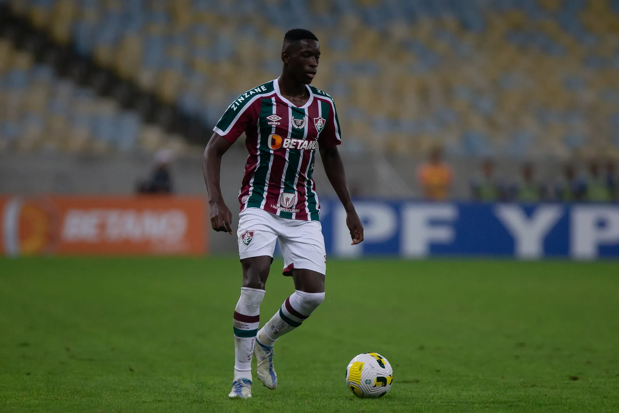 Foto: Marcelo Gonçalves – Luiz Henrique com a camisa do Fluminense.