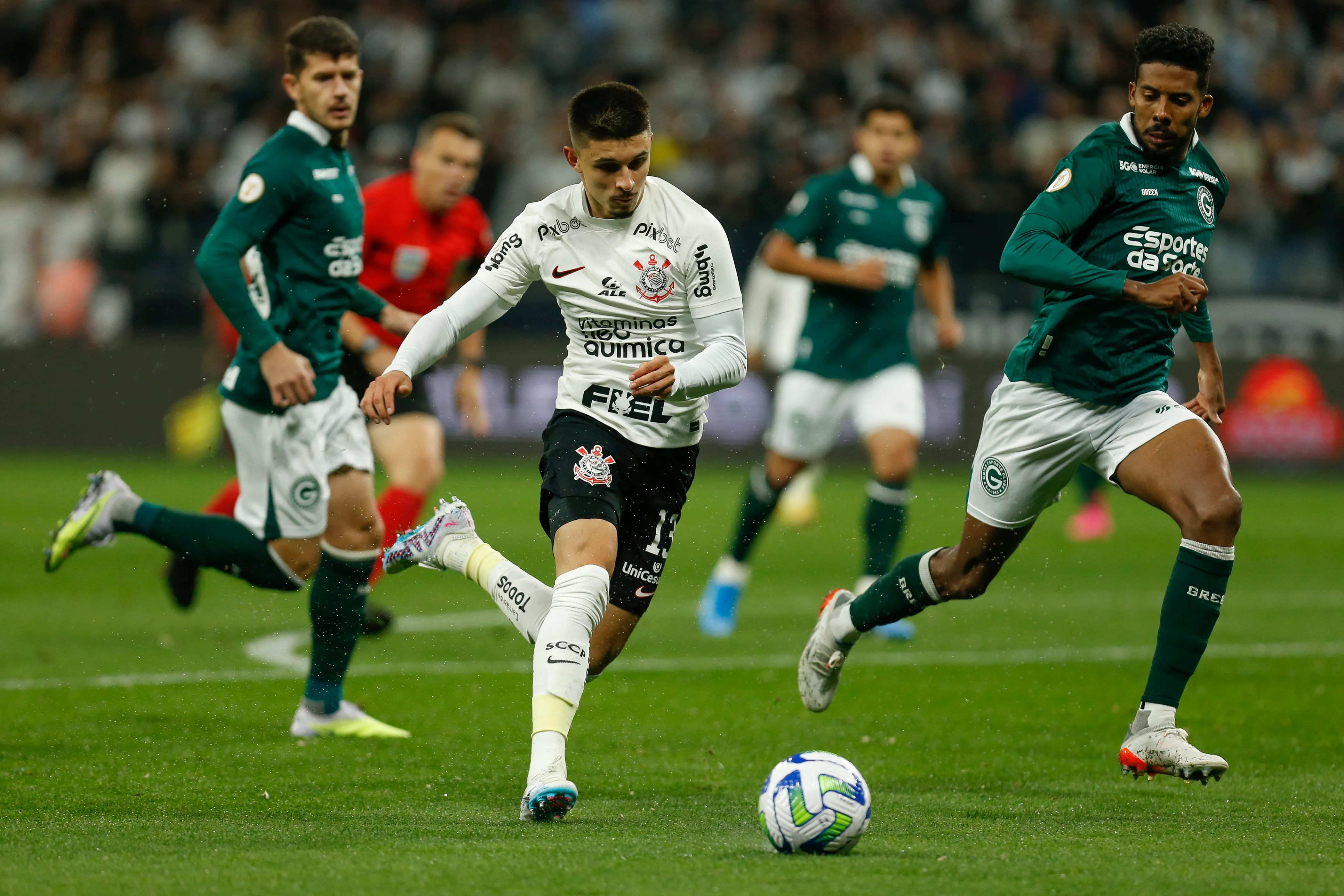 Photo by Ricardo Moreira/Getty Images – Léo Mana em ação pelo Corinthians no Campeonato Brasileiro.