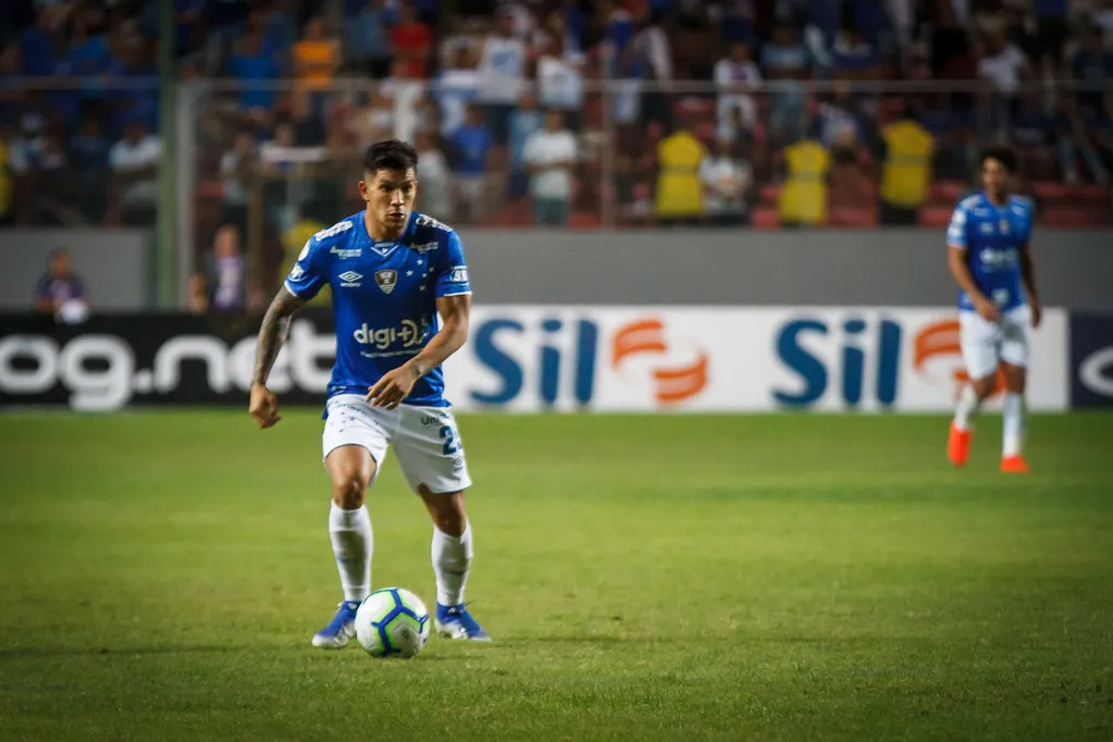 Foto: Vinnicius Silva/Cruzeiro – Lucas Romero com a camisa do Cruzeiro.