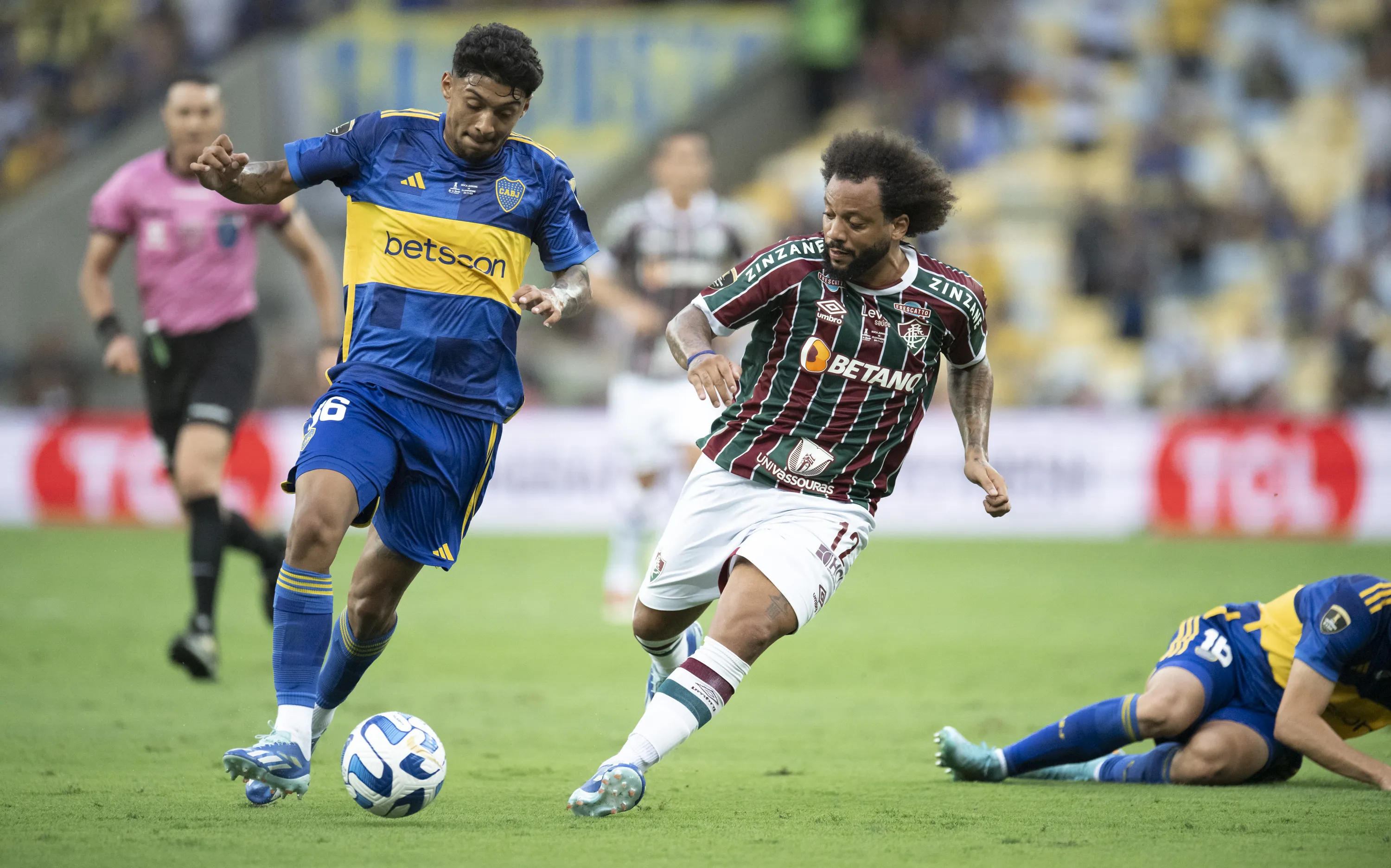 Medina jogador do Boca Juniors disputa lance com Marcelo jogador do Fluminense durante partida no estadio Maracana pelo campeonato Libertadores 2023. Foto: Jorge Rodrigues/AGIF