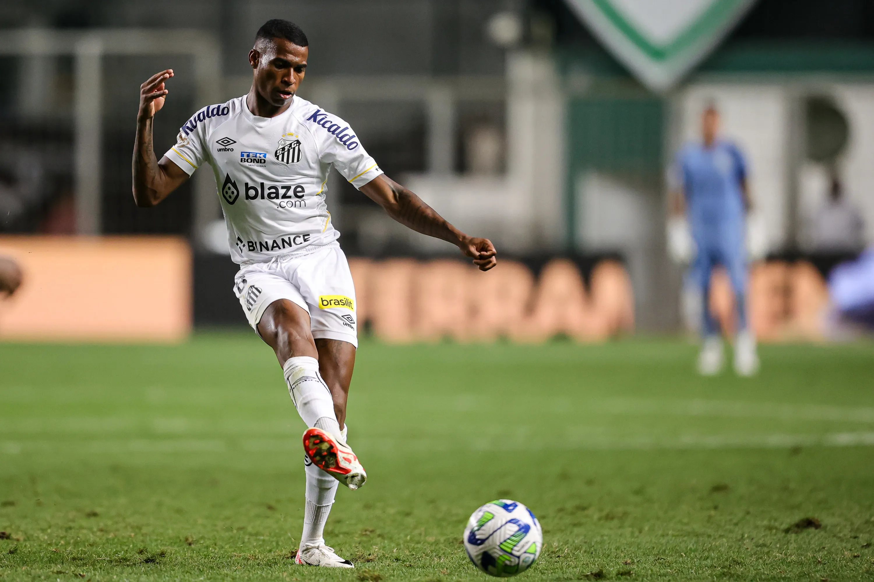 Jean Lucas jogador do Santos durante partida contra o América-MG pelo campeonato Brasileiro A 2023. Foto: Gilson Lobo/AGIF
