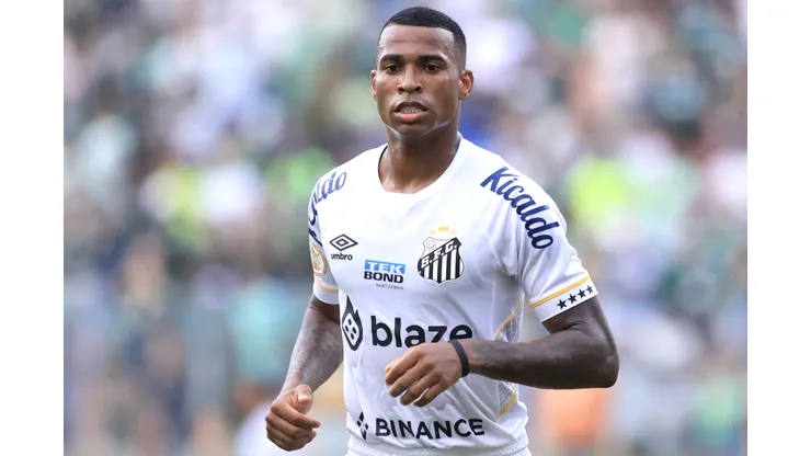 Jean Lucas jogador do Santos durante partida contra o Palmeiras no estadio Arena Barueri pelo campeonato Brasileiro A 2023. Foto: Marcello Zambrana/AGIF