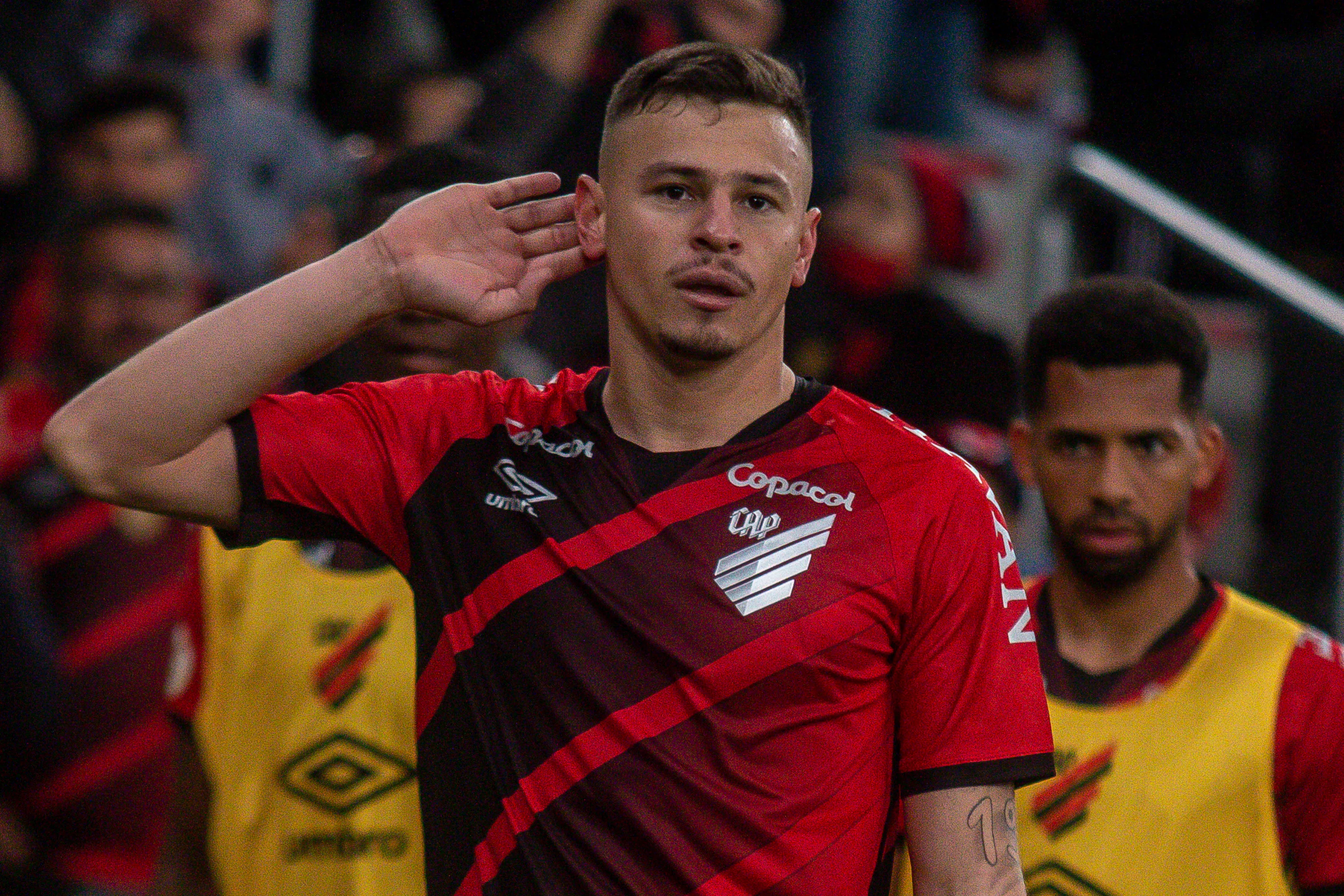 Hugo Moura comemora seu gol durante partida contra o Bragantino no estadio Arena da Baixada pelo campeonato Brasileiro A 2022. Foto: Gabriel Machado/AGIF